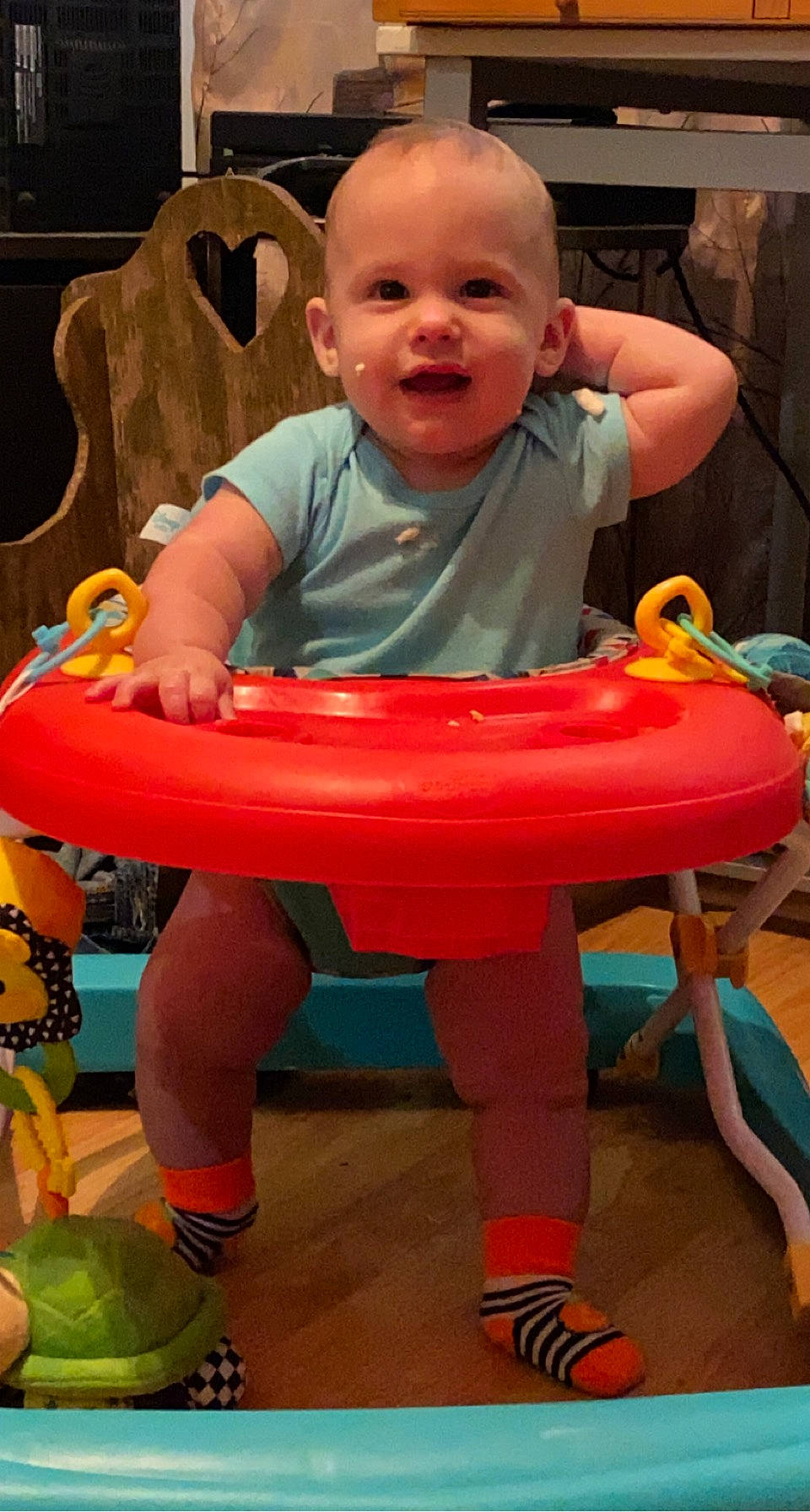 Casen is registered to the contest to win money with this photo: baby, baby_playing_with_toys, baby_products, baby_toddler_clothing, chair, child, electric_blue, face, fun, green, happy, leisure, person, pink, plastic, play, shorts, sitting, smile, thigh