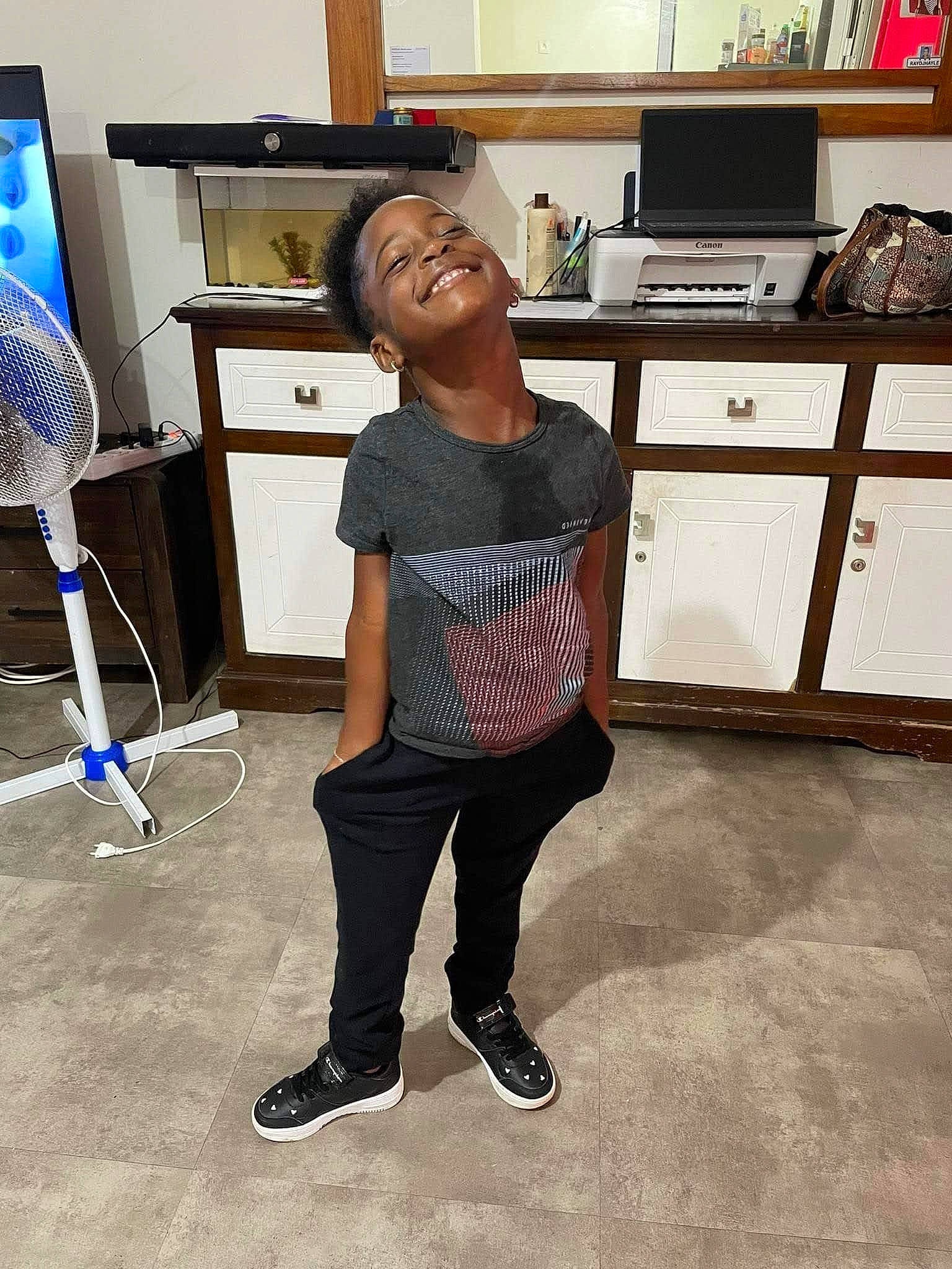 Lena participe au concours pour gagner de l'argent avec cette photo : desk, electronic_instrument, eyewear, fashion_design, floor, flooring, furniture, home_appliance, joint, joy, laptop, leg, office_equipment, person, shoulder, sleeve, smile, street_fashion, t_shirt, table