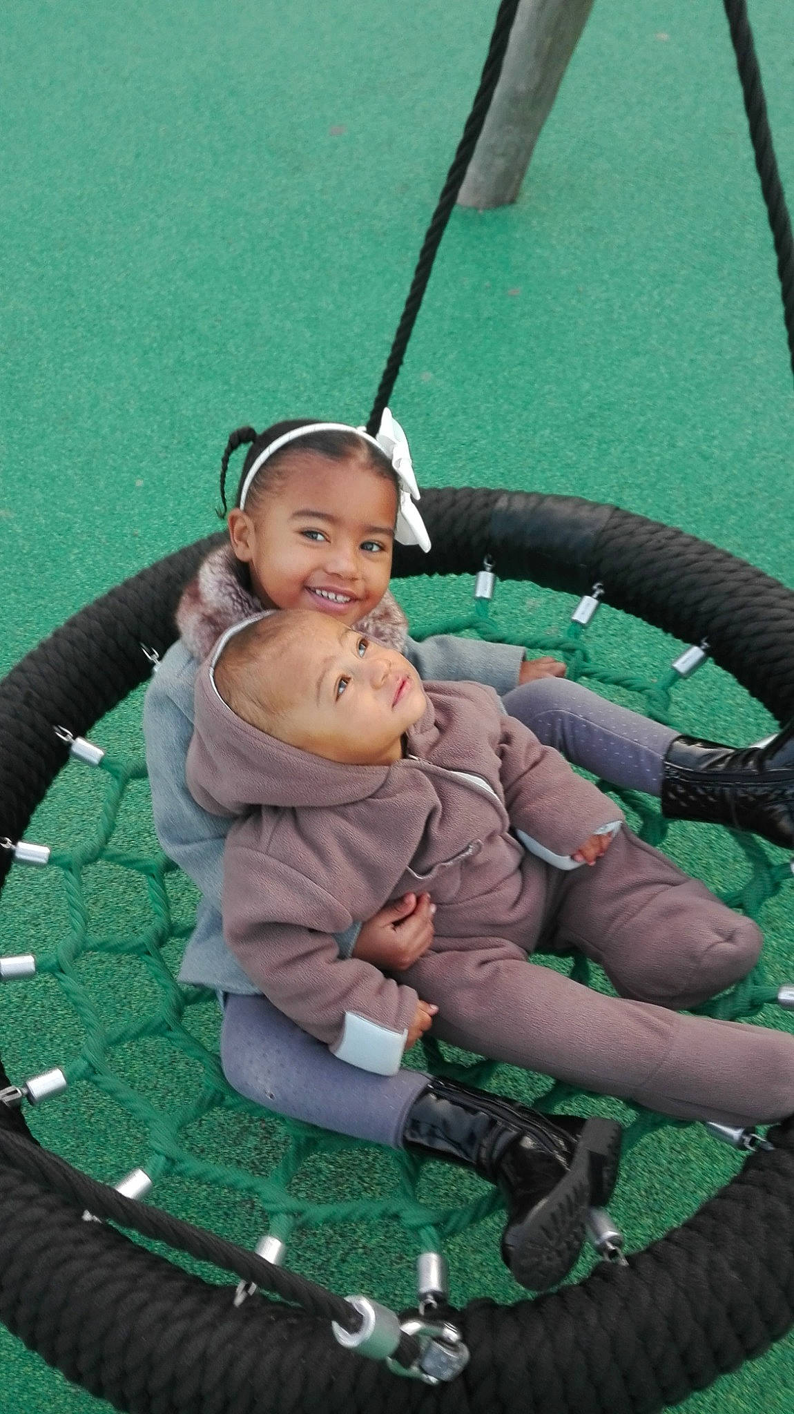 Layanna a rejoint le concours — aidez-le/la à gagner de superbes lots ! baby, baby_carriage, baby_products, baby_toddler_clothing, child, circle, fun, grass, green, happy, human_body, joy, leisure, mammal, person, product, recreation, smile, steering_wheel, swing