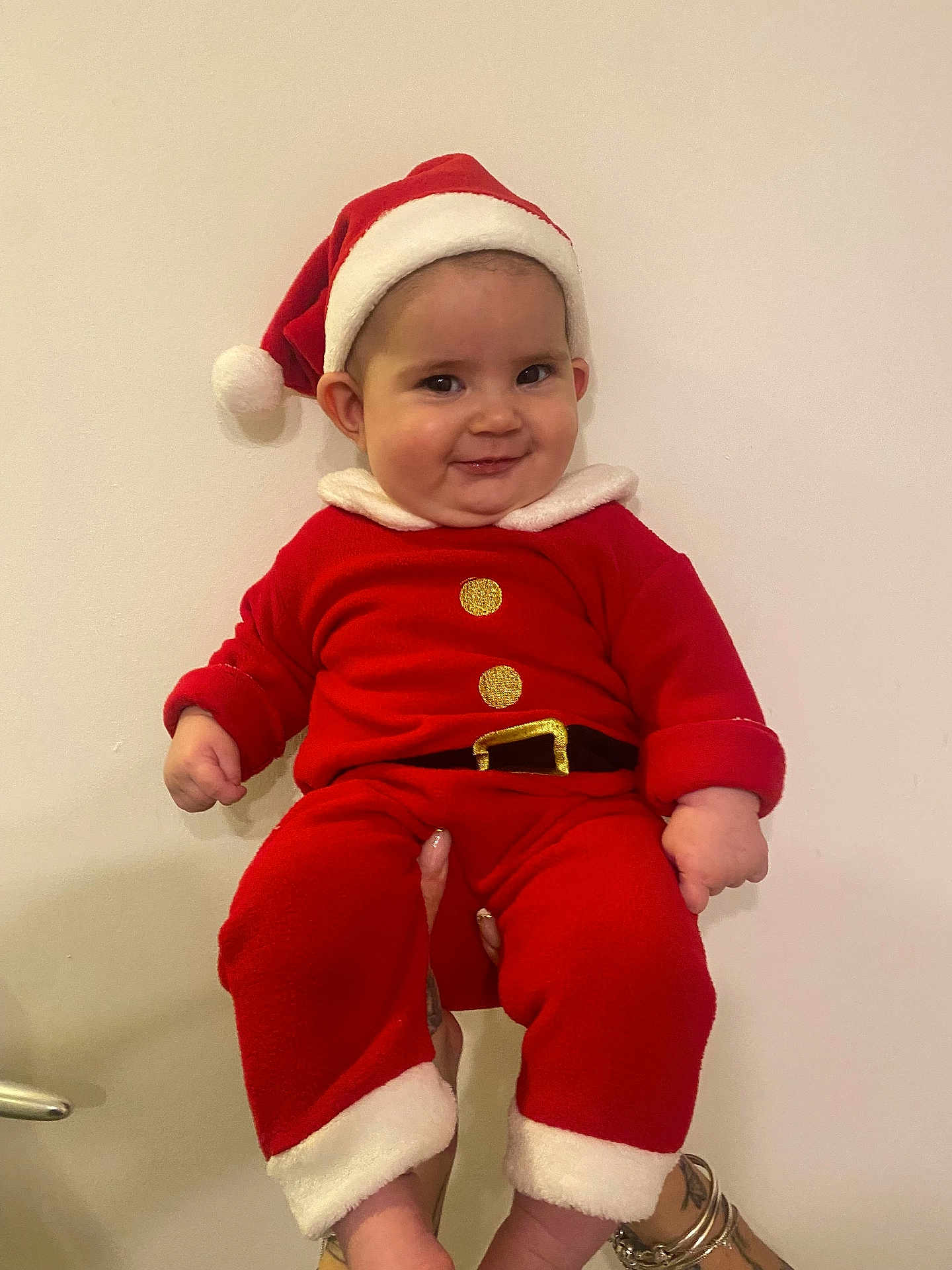 Natalya a rejoint le concours — aidez-le/la à gagner de superbes lots ! baby, child, santa_hat, red_clothing, holiday_outfit, smiling, cute, festive, indoor, person, portrait, hands, white_background, chubby_cheeks, christmas, holiday, infant, red_pants, red_sleeves, white_fur_trim