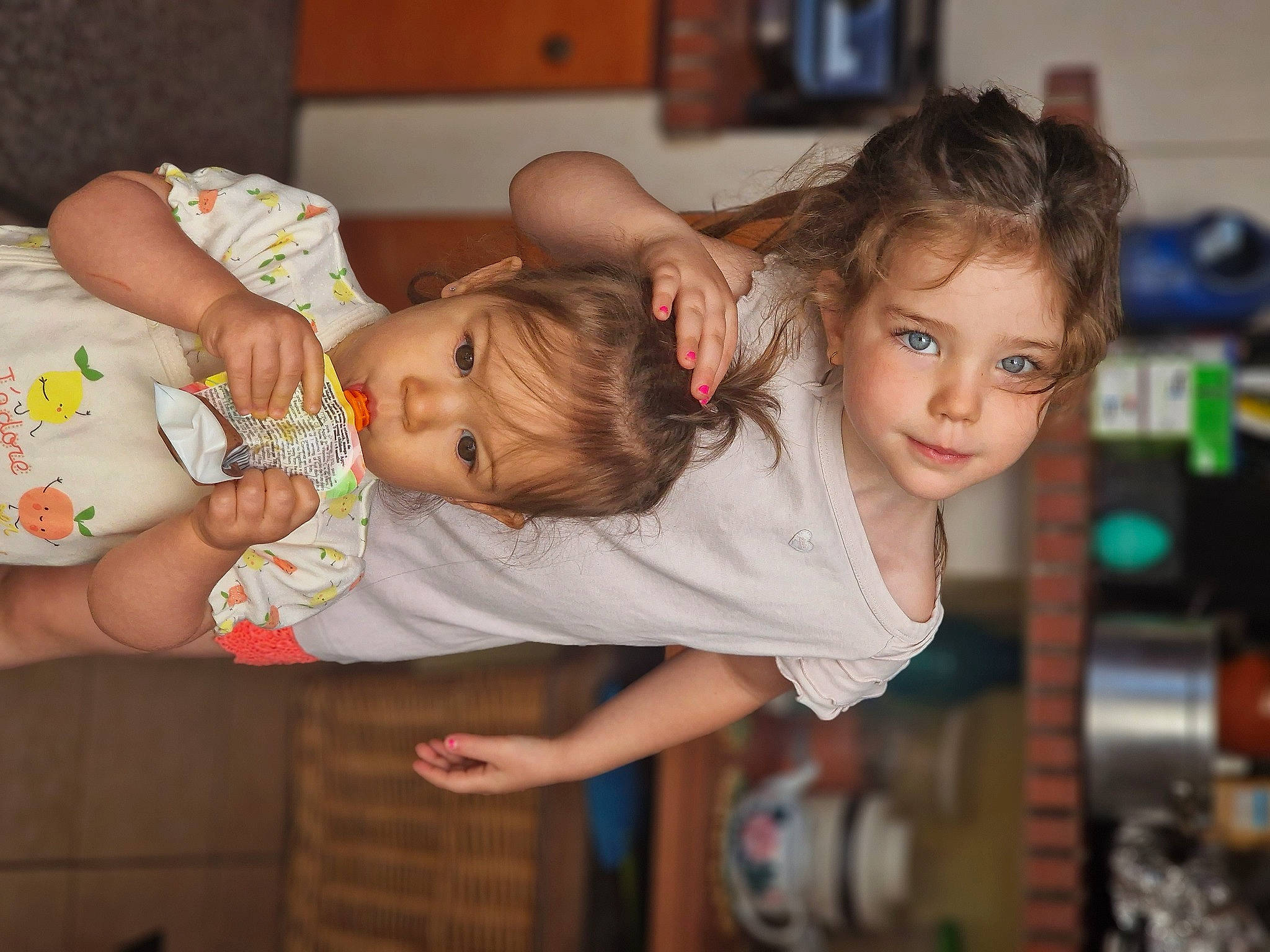 Kamila a rejoint le concours — aidez-le/la à gagner de superbes lots ! baby, baby_toddler_clothing, cheek, child, couch, dress, event, fun, happy, human_body, iris, party, person, room, sitting, skin, smile, t_shirt, television, toddler