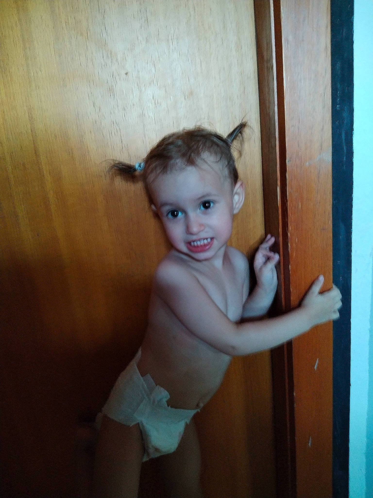 Kelya participe au concours pour gagner de l'argent avec cette photo : baby_toddler_clothing, blond, cheek, chest, child, ear, eye, eyelash, flash_photography, fur, hair_accessory, iris, jewellery, joy, person, room, smile, toddler, toy, vintage_clothing