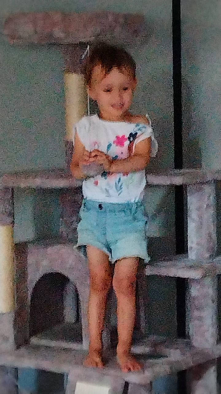 Kelya a rejoint le concours — aidez-le/la à gagner de superbes lots ! arm, child, denim, fun, human_body, human_leg, leg, person, photograph, pink, room, shorts, shoulder, sitting, sleeve, smile, t_shirt, thigh, toddler, waist