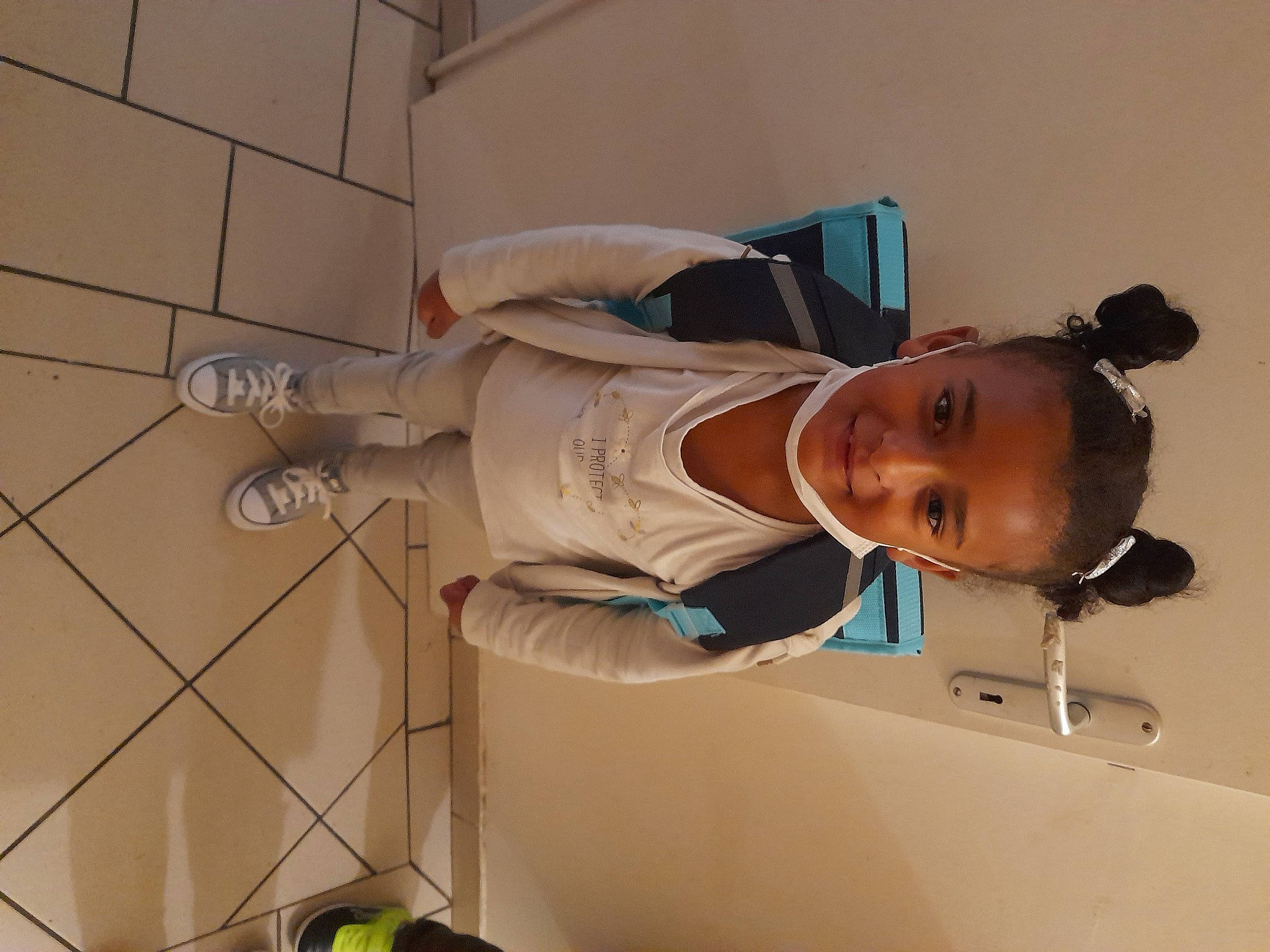 Hadia a rejoint le concours — aidez-le/la à gagner de superbes lots ! baby, child, comfort, elbow, flooring, hat, joy, laundry_room, person, room, smile, toddler, wood