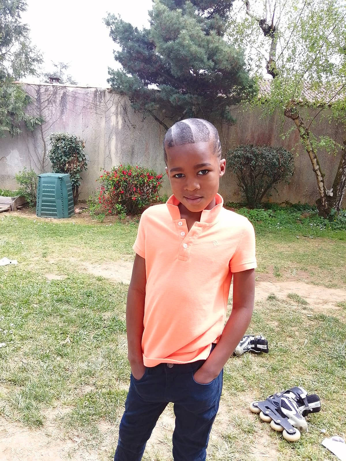 Stephen a rejoint le concours — aidez-le/la à gagner de superbes lots ! backpack, denim, flowerpot, fun, garden, grass, happy, leisure, luggage_and_bags, outdoor_shoe, person, plant, sitting, sky, sleeve, soil, t_shirt, tree, yard