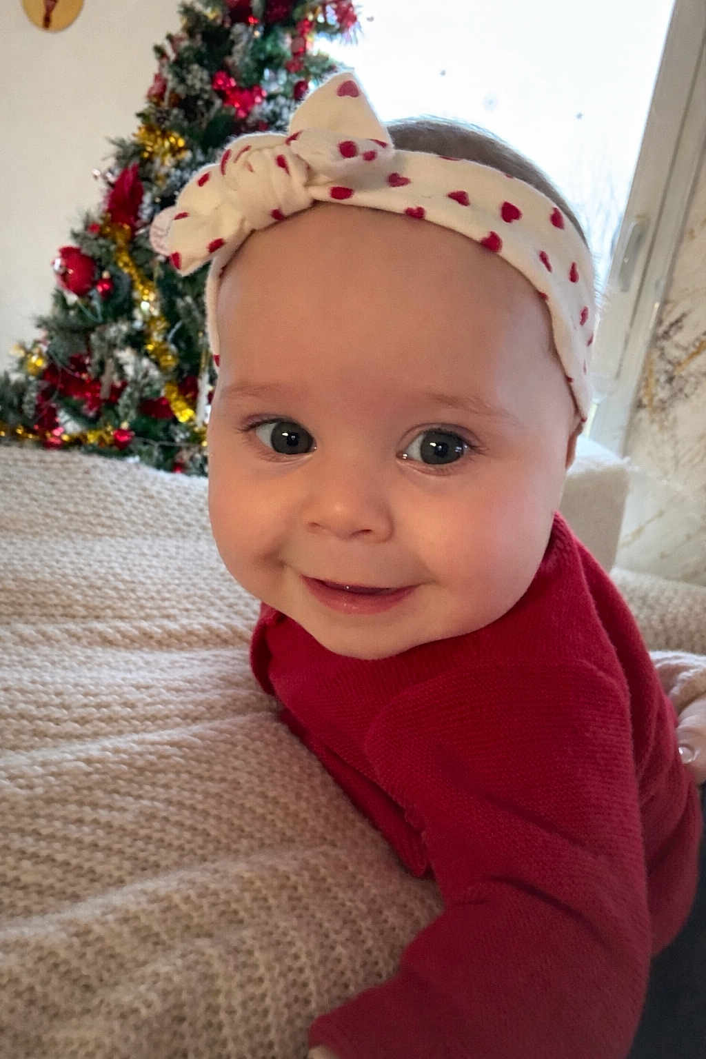 Victoria participe au concours pour gagner de l'argent avec cette photo : baby, child, smiling, headband, red_clothing, christmas_tree, holiday_decorations, knitted_blanket, indoor, cute, portrait, festive, happy, infant, closeup, face, eyes, cozy, seasonal, warm
