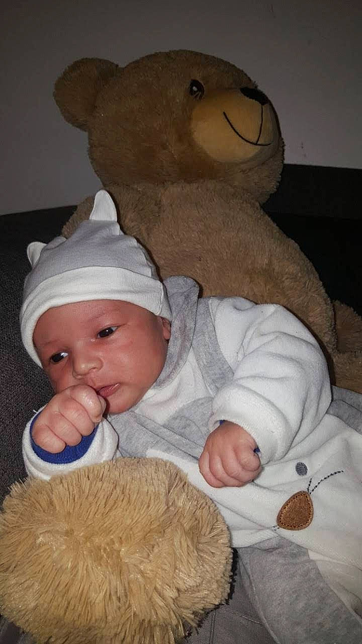 Ziad participe au concours pour gagner de l'argent avec cette photo : baby, child, headwear, person, stuffed_toy, teddy_bear, toddler, toy
