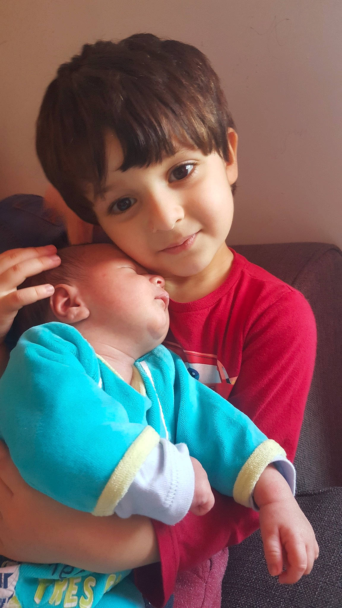 Mohamed a rejoint le concours — aidez-le/la à gagner de superbes lots ! arm, cheek, child, person, toddler