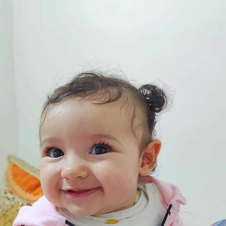 Leïla participe au concours pour gagner de l'argent avec cette photo : baby, babylaughing, face, happy, head, person, smile