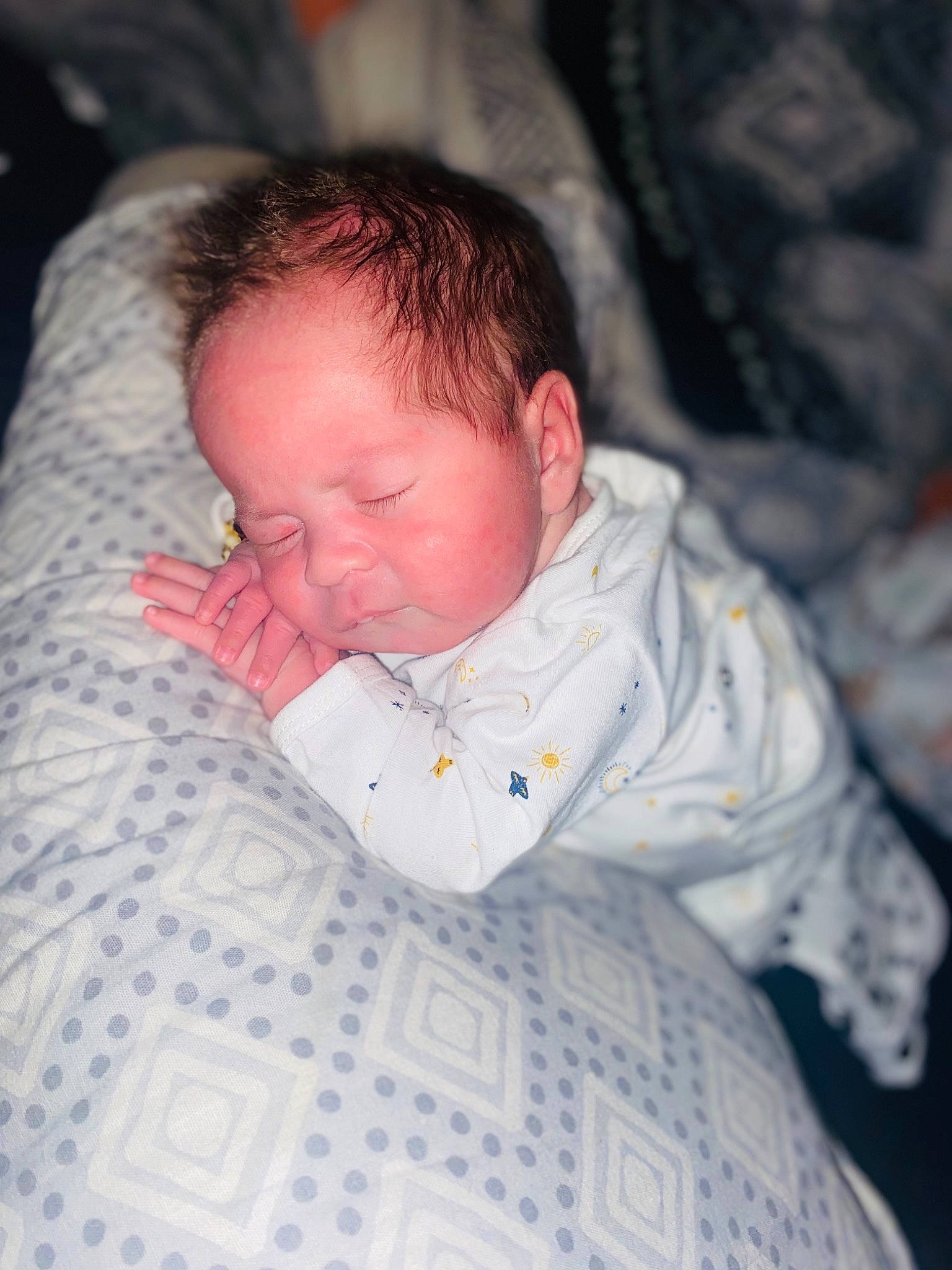 Lélio a rejoint le concours — aidez-le/la à gagner de superbes lots ! baby, bedding, bedtime, cheek, child, comfort, eye, forehead, fun, happy, head, iris, linens, mouth, nose, pattern, person, sitting, skin, sleeve