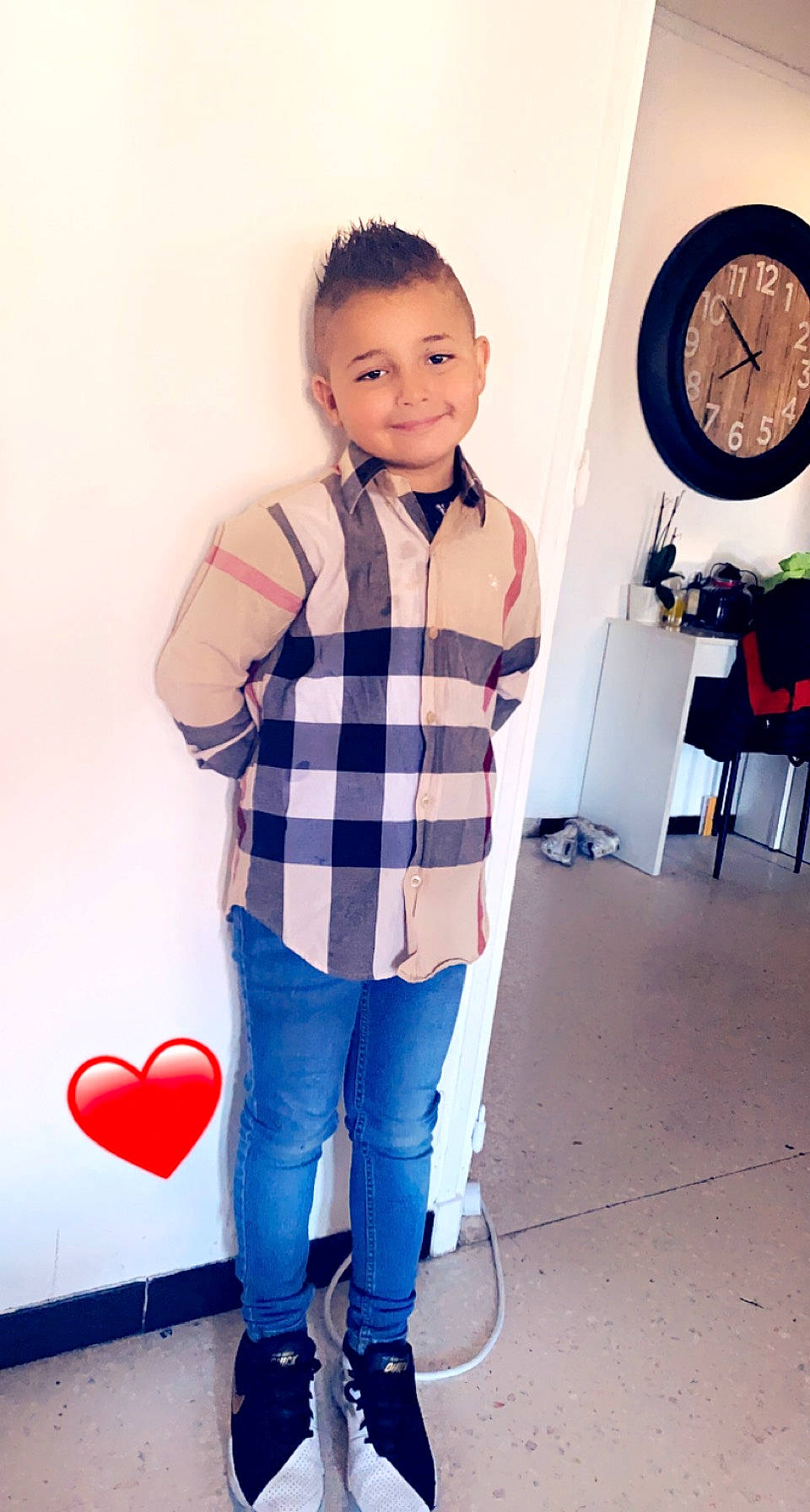 Loucas a rejoint le concours — aidez-le/la à gagner de superbes lots ! clock, cool, denim, dress_shirt, electric_blue, fun, gesture, happy, jeans, joint, joy, person, plaid, shoulder, sleeve, standing, street_fashion, t_shirt, tartan, textile