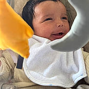 Luka a rejoint le concours — aidez-le/la à gagner de superbes lots ! baby, bib, blanket, child, closeup, clothing, cozy, cute, face, fun, happy, indoors, infant, moon_toy, playing, plush_toy, portrait, smiling, soft, star_toy