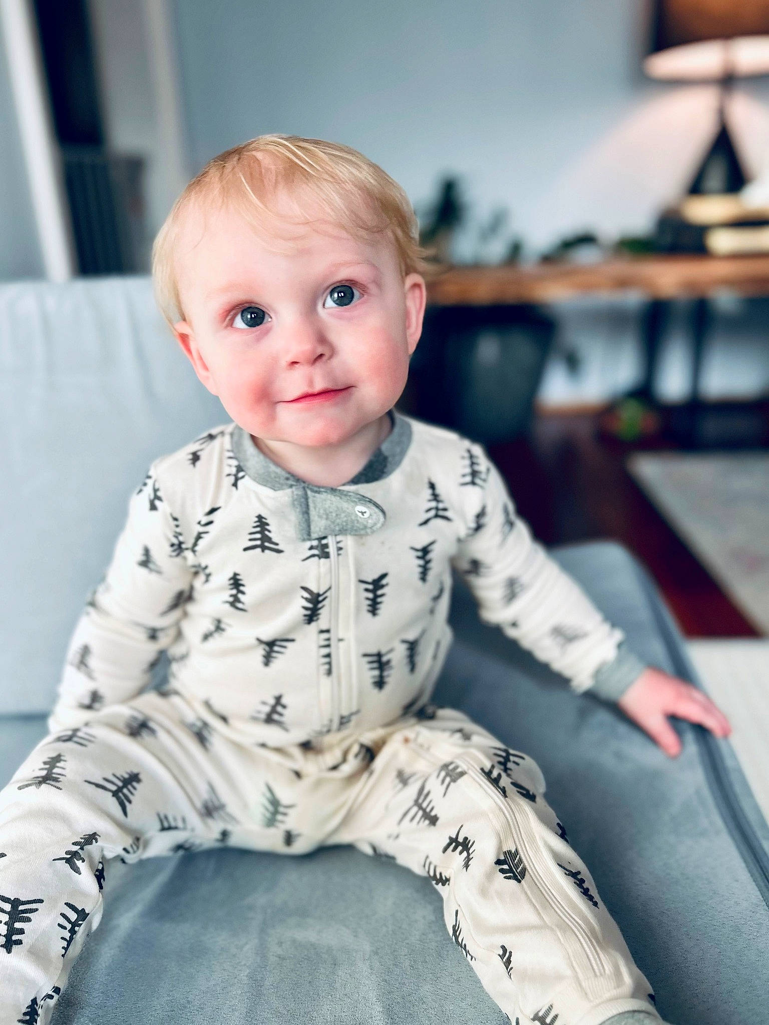 Arrow is registered to the contest to win money with this photo: baby, baby_toddler_clothing, cheek, child, chin, collar, comfort, flash_photography, flooring, happy, head, iris, joy, lamp, pattern, person, sitting, skin, sleeve, t_shirt