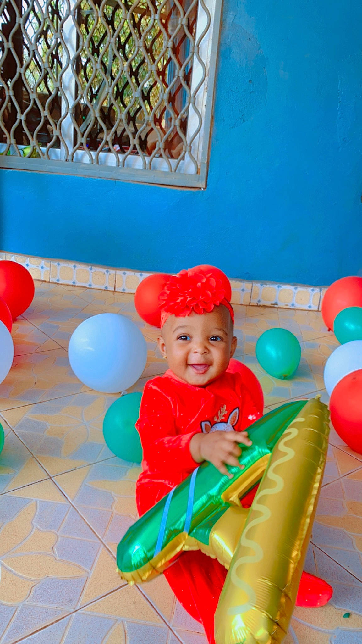 Asli-drusille a rejoint le concours — aidez-le/la à gagner de superbes lots ! balloon, blue, cap, child, event, flooring, fun, happy, hat, inflatable, leisure, party, party_supply, person, personal_protective_equipment, play, recreation, room, sitting, smile