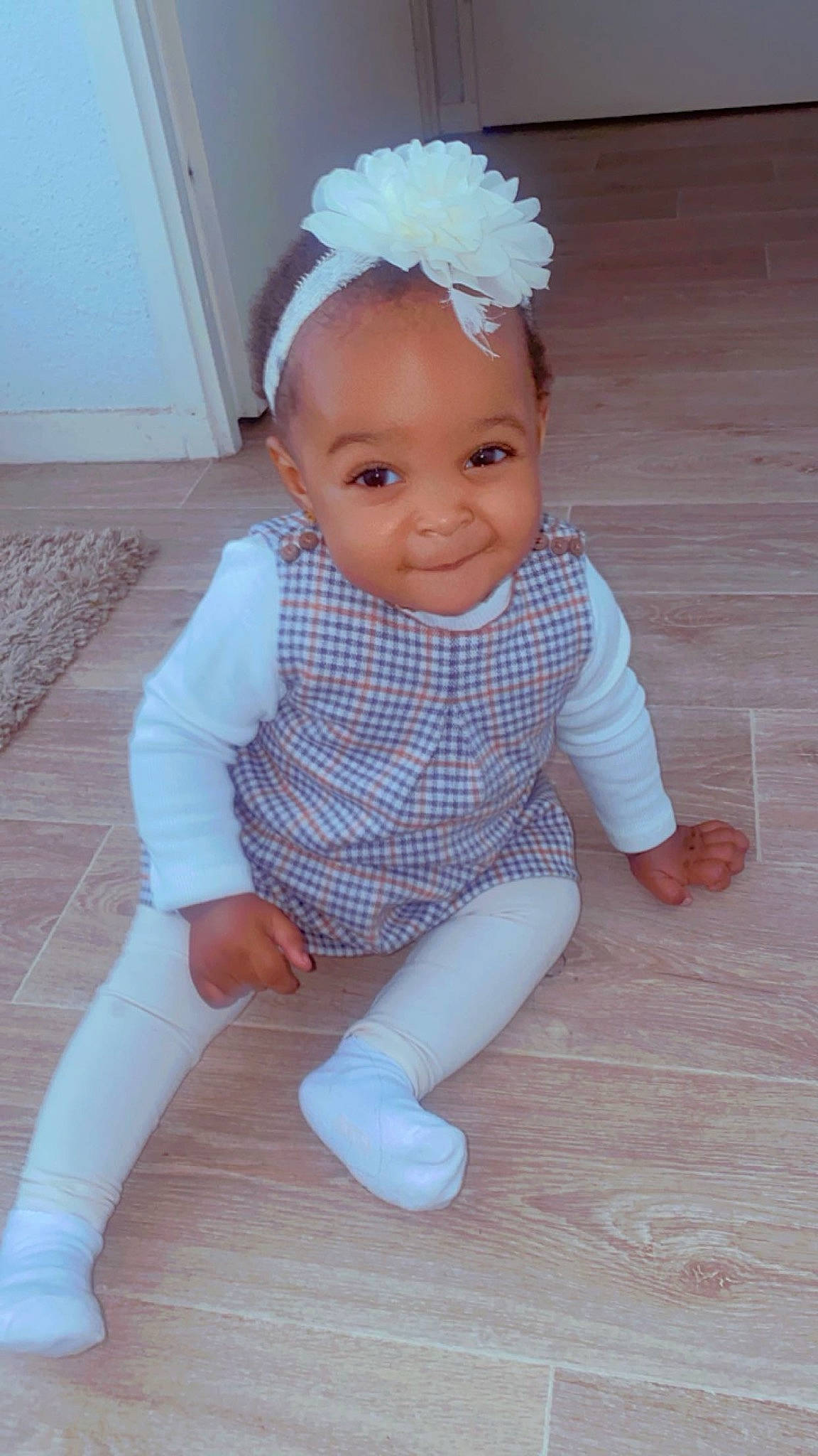 Asli-drusille a rejoint le concours — aidez-le/la à gagner de superbes lots ! baby, baby_toddler_clothing, cheek, child, eye, face, flooring, foot, happy, hardwood, head, human_body, iris, joy, leg, pattern, person, skin, sleeve, smile