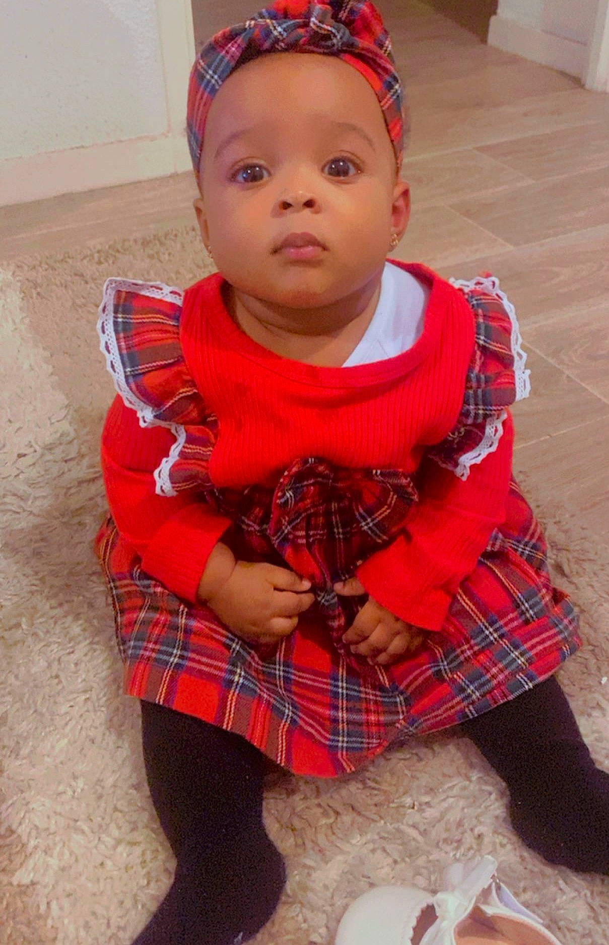 Asli-drusille a rejoint le concours — aidez-le/la à gagner de superbes lots ! baby, baby_toddler_clothing, cap, carmine, child, collar, face, flooring, hairstyle, head, human_body, lip, outerwear, pattern, person, plaid, red, sleeve, tartan, thigh