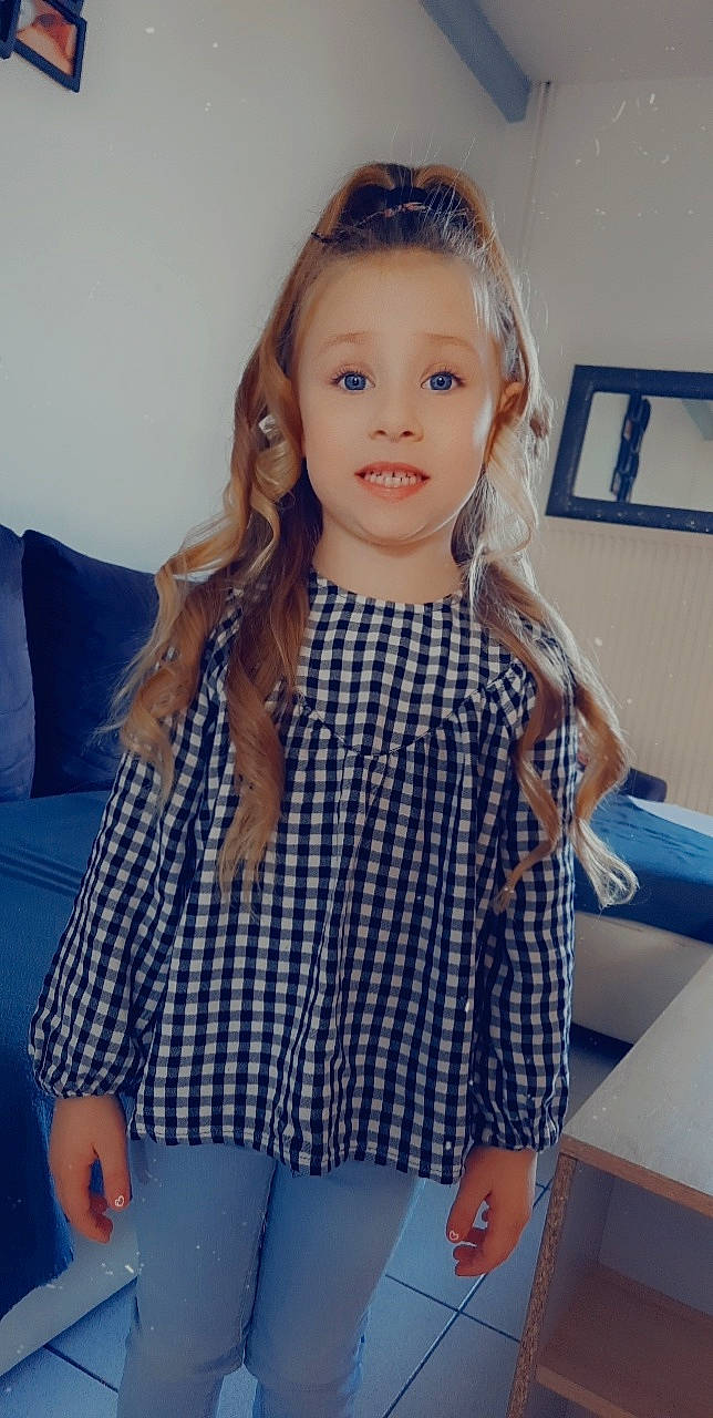 Mckenzy a rejoint le concours — aidez-le/la à gagner de superbes lots ! denim, dress, electric_blue, eyelash, face, fashion_design, hair, hairstyle, happy, joint, lip, long_hair, outerwear, pattern, person, plaid, shoulder, sleeve, street_fashion, tartan