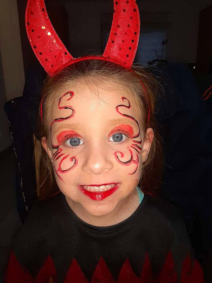 Mckenzy participe au concours pour gagner de l'argent avec cette photo : cheek, ear, event, eye, eyebrow, eyelash, flash_photography, forehead, hair, happy, headgear, human_body, jaw, lip, masque, neck, nose, person, pink, red