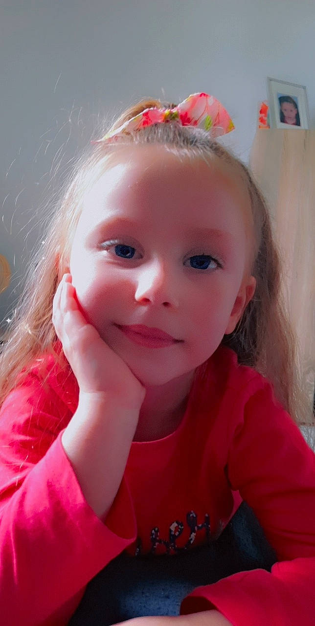 Mckenzy participe au concours pour gagner de l'argent avec cette photo : blurred, cheek, child, clothing, ear, eyebrow, eyelash, face, fun, gesture, hairstyle, happy, headpiece, iris, lip, magenta, mouth, person, pink, skin