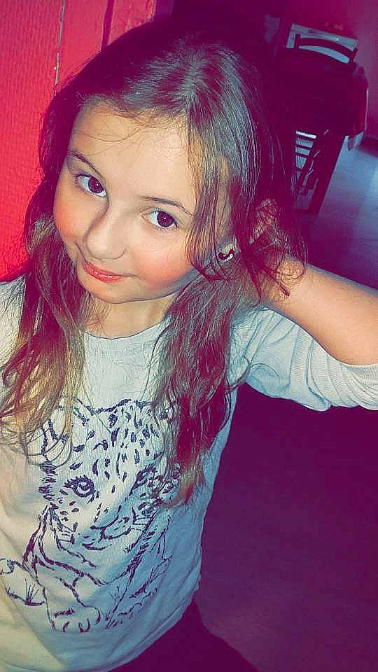 Brenda a rejoint le concours — aidez-le/la à gagner de superbes lots ! beauty, cheek, child, chin, cool, eye, eyebrow, face, forehead, hair, hair_coloring, hairstyle, head, lip, long_hair, nose, person, pink, purple, skin