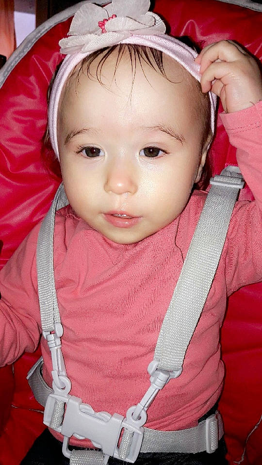 Sophia a rejoint le concours — aidez-le/la à gagner de superbes lots ! baby, baby_products, cheek, child, child_model, chin, eye, face, forehead, hair_accessory, head, headgear, lip, mouth, nose, person, pink, product, skin, smile