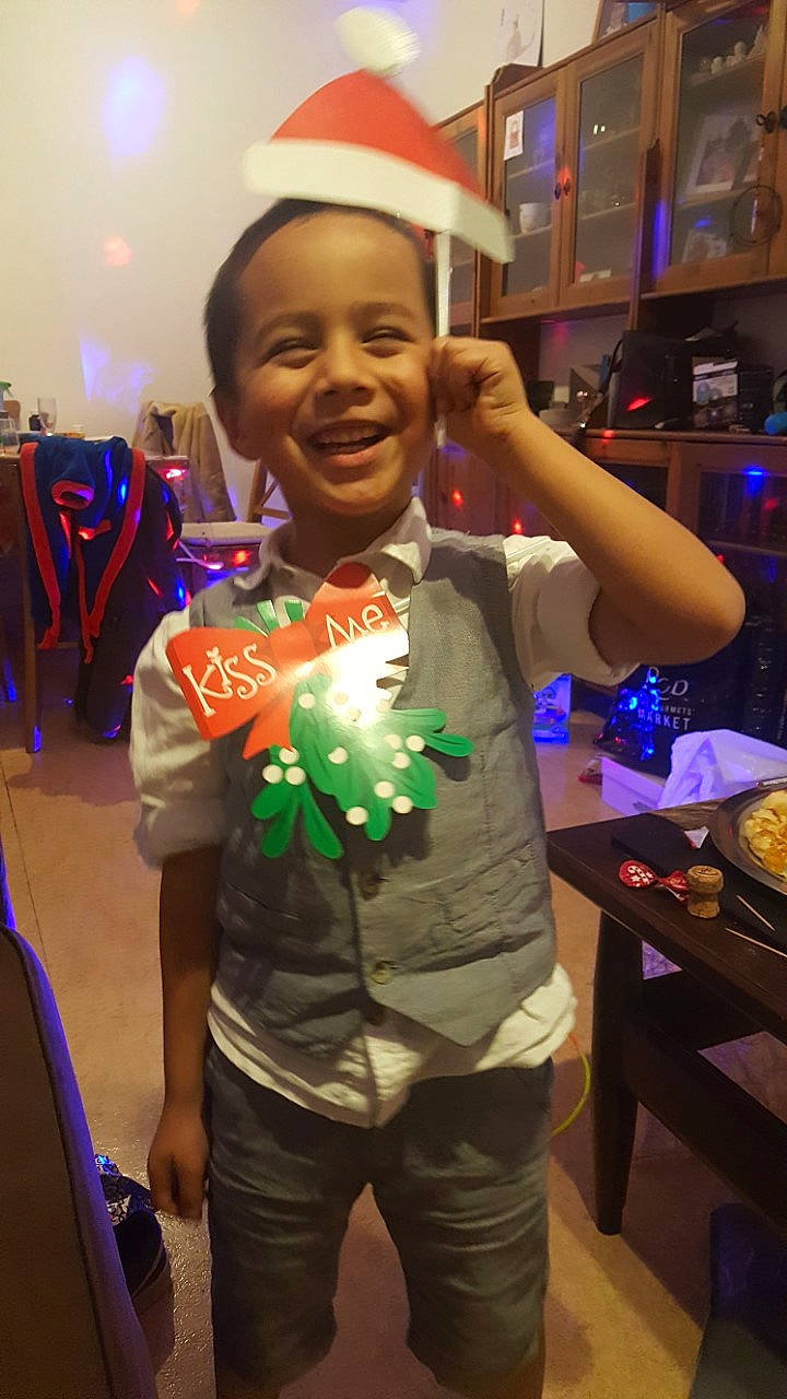 Diego participe au concours pour gagner de l'argent avec cette photo : community, event, finger, fun, hairstyle, happy, holiday, joy, leisure, lighting, organ, party, people, person, photograph, smile, snapshot, social_group, standing, t_shirt