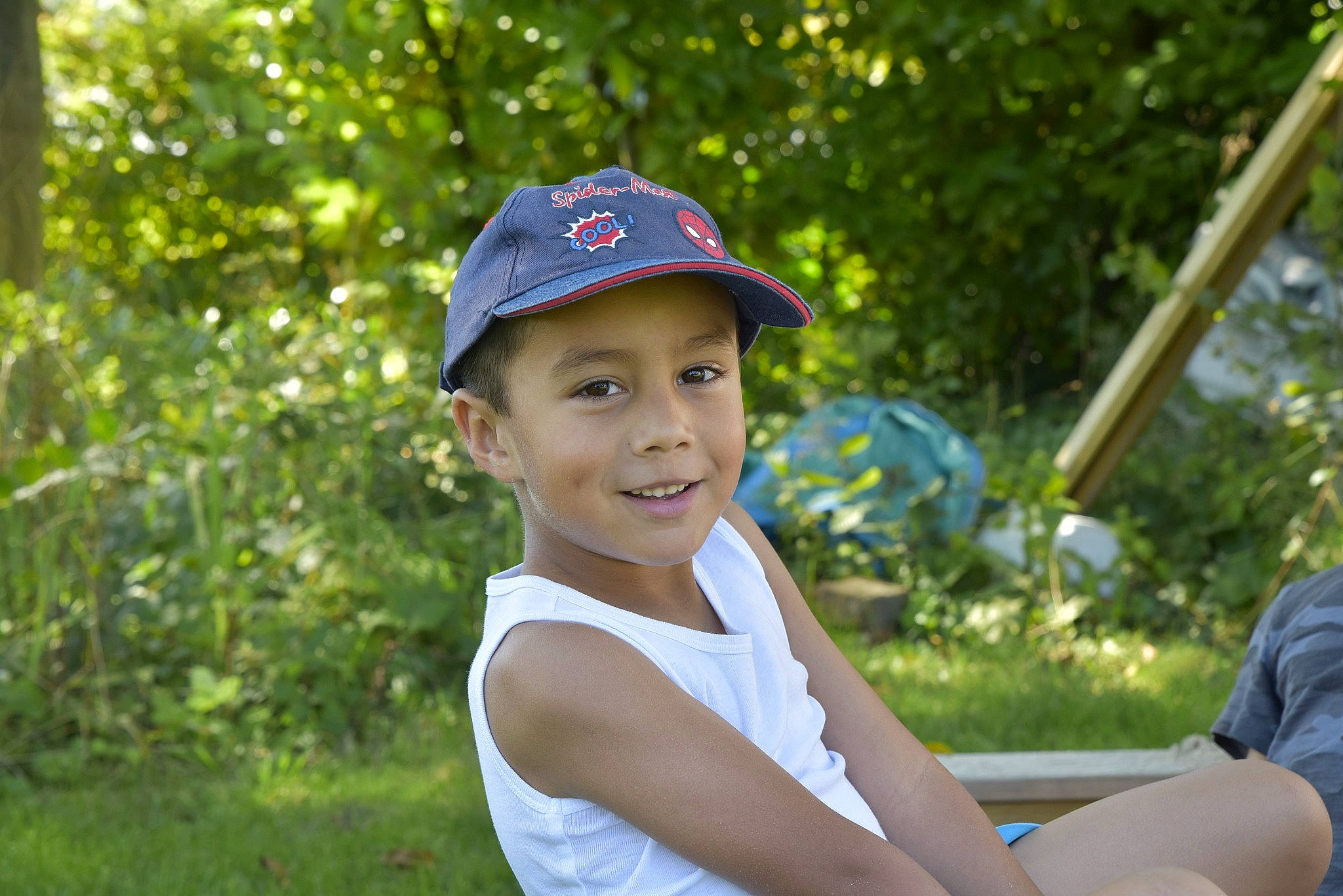 Diego participe au concours pour gagner de l'argent avec cette photo : baseball_cap, cap, child, cricket_cap, electric_blue, fashion_accessory, fun, grass, happy, hat, headgear, headwear, joy, leisure, people_in_nature, person, plant, recreation, smile, t_shirt