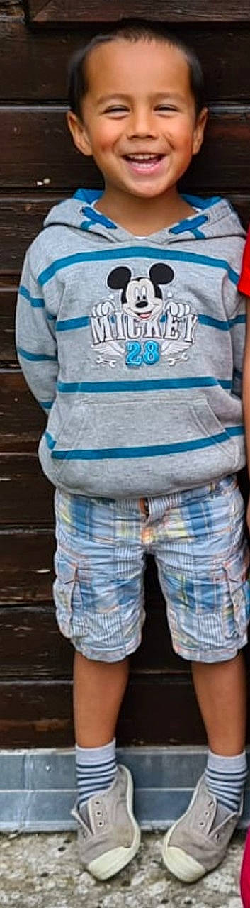 Diego a rejoint le concours — aidez-le/la à gagner de superbes lots ! baby_toddler_clothing, bag, cap, cool, denim, grey, headgear, jersey, joy, neck, outerwear, person, personal_protective_equipment, shoulder, sleeve, sports_gear, sportswear, street_fashion, t_shirt, textile