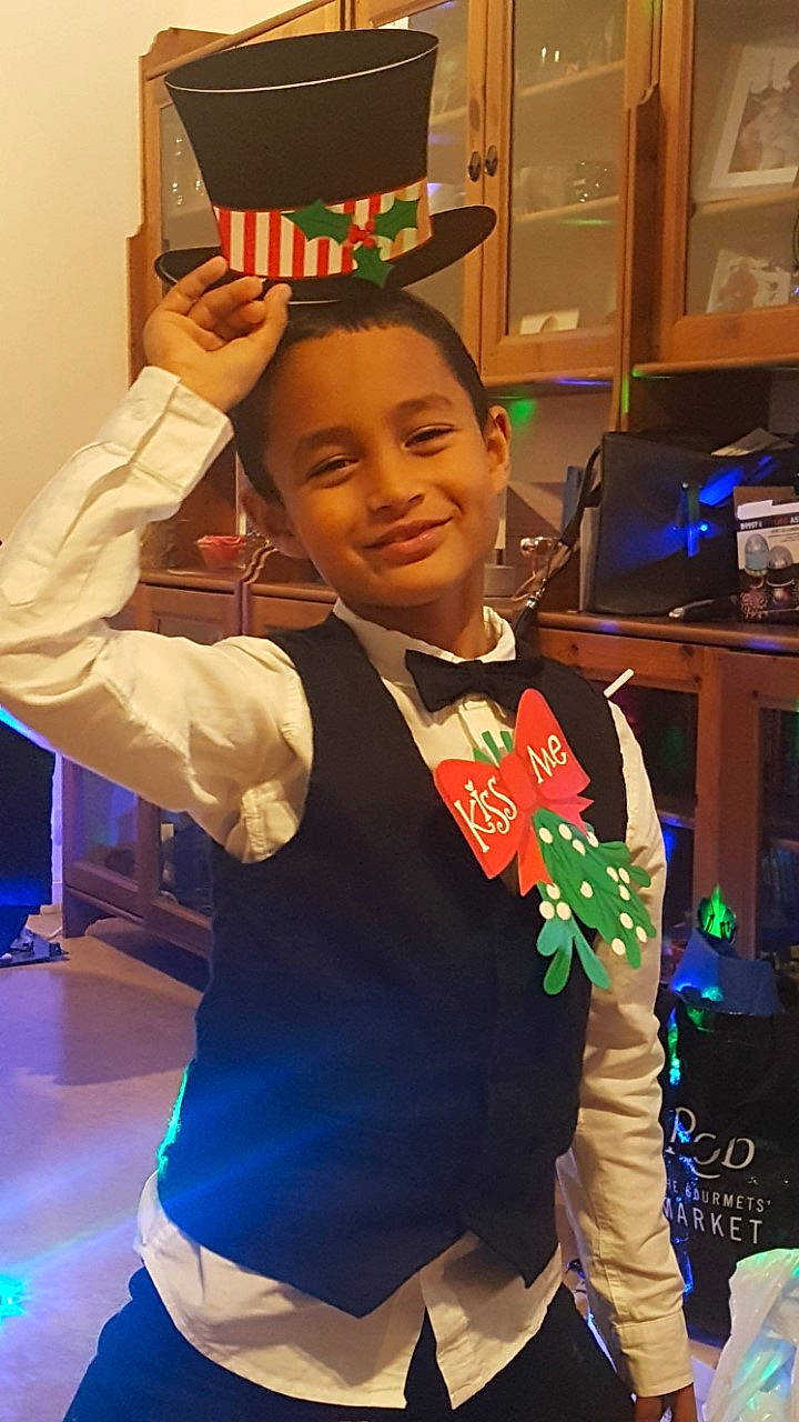 Noah participe au concours pour gagner de l'argent avec cette photo : chair, child, child_art, costume, event, formal_wear, fun, gesture, happy, holiday, joy, leisure, person, play, room, smile, standing, t_shirt, tie, toddler