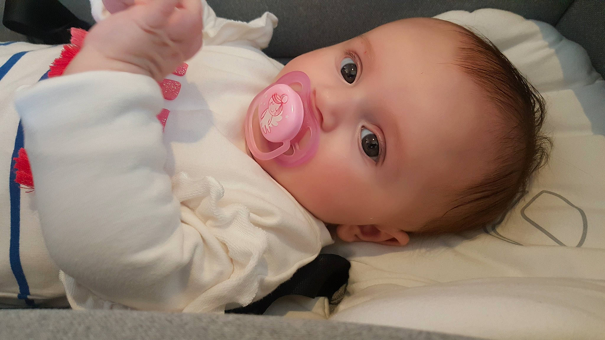 Manon participe au concours pour gagner de l'argent avec cette photo : baby, baby_products, baby_toddler_clothing, cheek, child, chin, comfort, eye, eyebrow, eyelash, gesture, happy, iris, lip, mouth, nose, person, skin, sleeve, smile