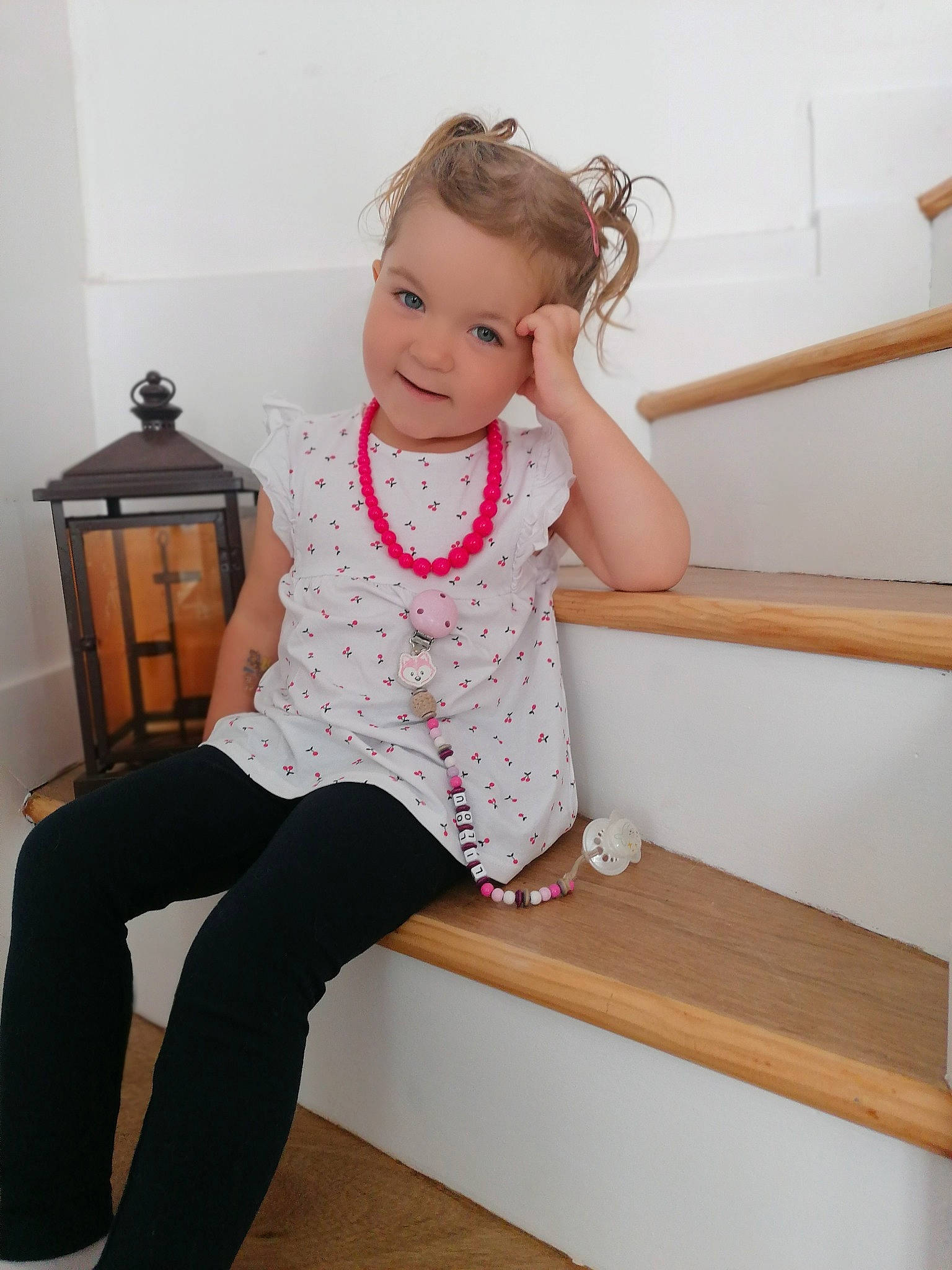 Lilou a rejoint le concours — aidez-le/la à gagner de superbes lots ! baby_toddler_clothing, comfort, elbow, floor, flooring, hair, happy, head, human_body, joint, joy, knee, neck, person, shoulder, sleeve, standing, t_shirt, thigh, toddler