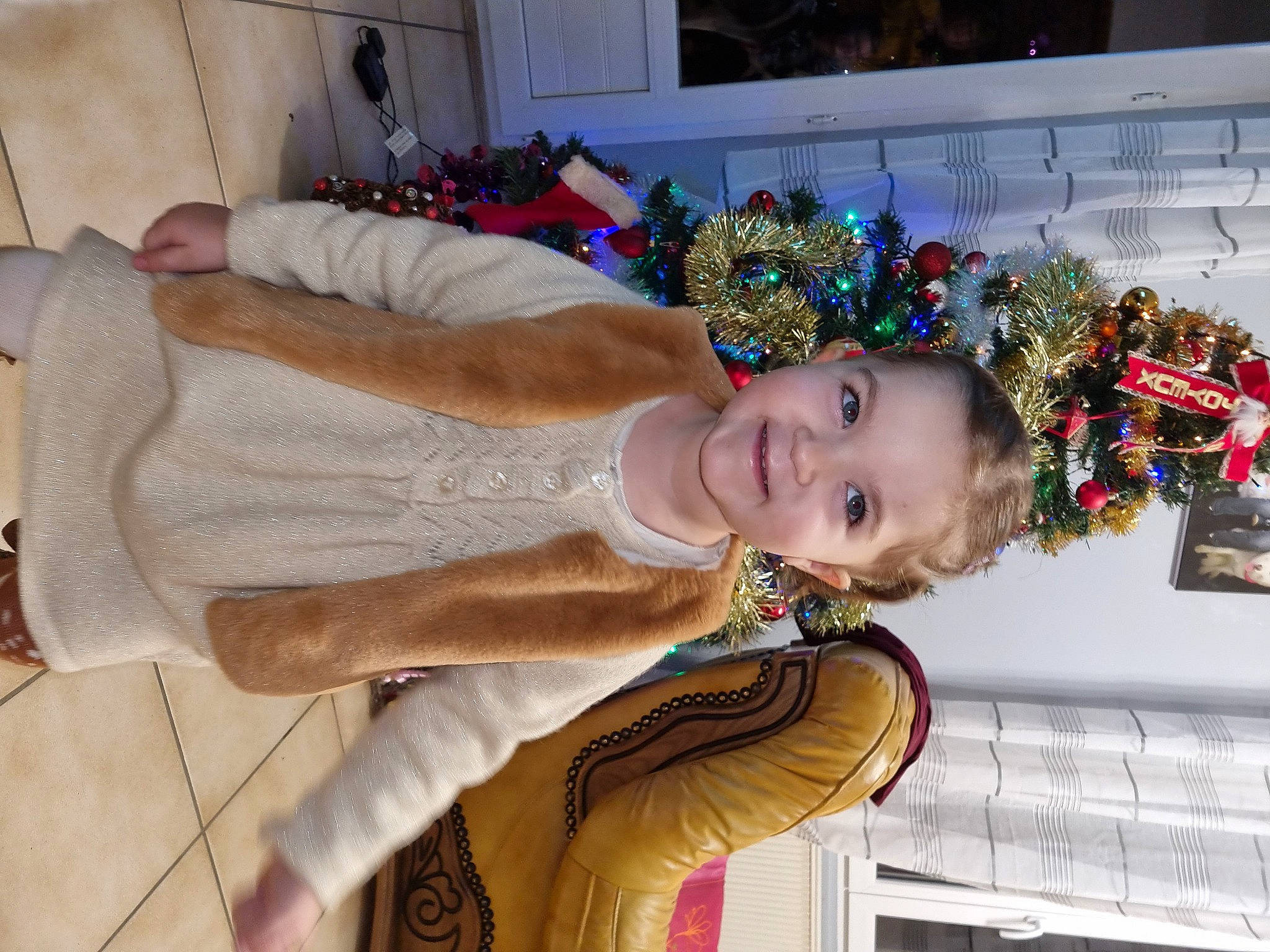 Lilou participe au concours pour gagner de l'argent avec cette photo : child, costume, event, fashion_accessory, fashion_design, flooring, fun, happy, holiday, human_leg, jewellery, joy, person, room, smile