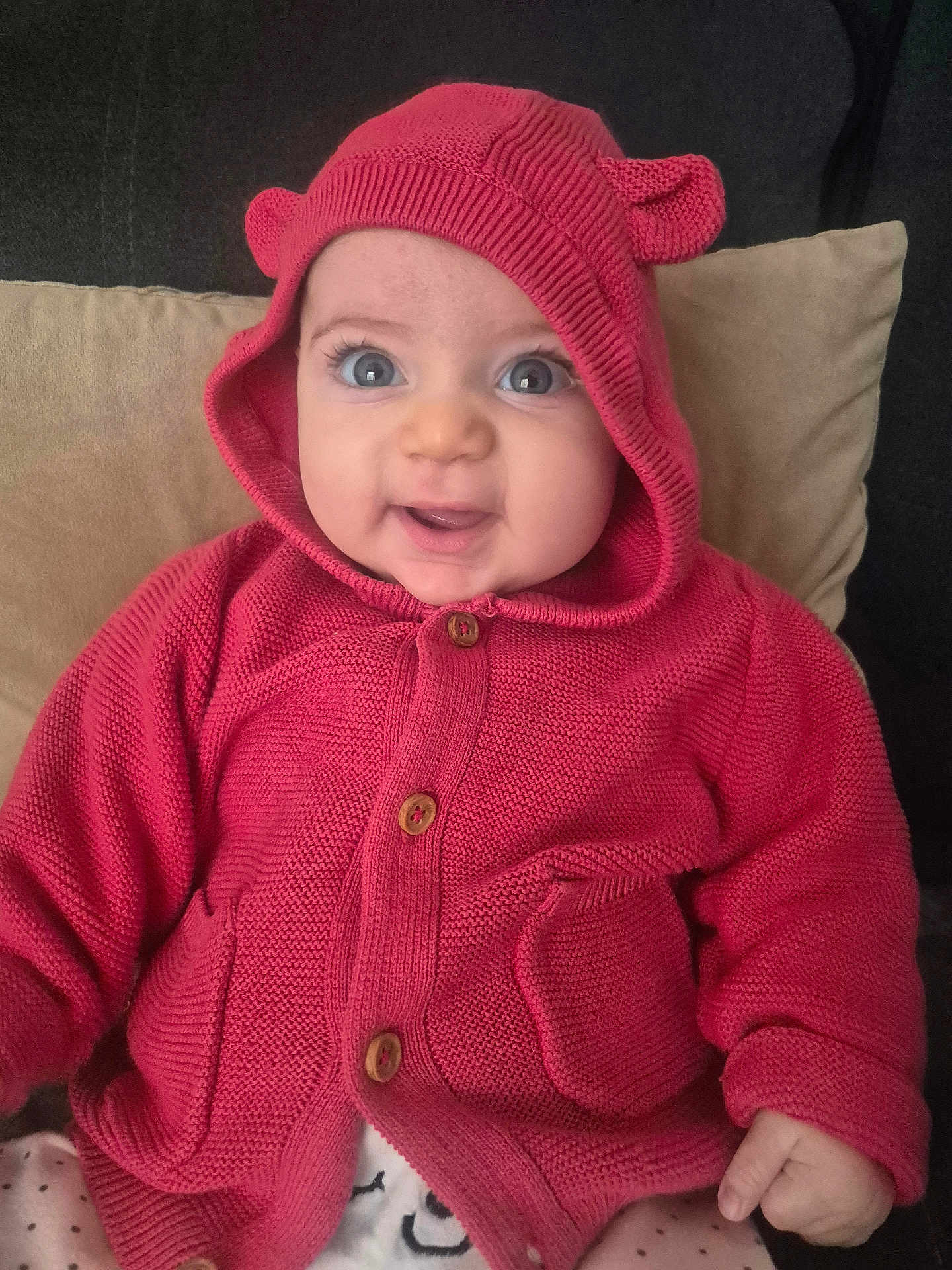 évélina participe au concours pour gagner de l'argent avec cette photo : baby, infant, child, hoodie, red_hoodie, knitwear, cute, big_eyes, smile, sitting, pillow, couch, eyelashes, button, pocket, hand, cozy, portrait, indoor, fabric