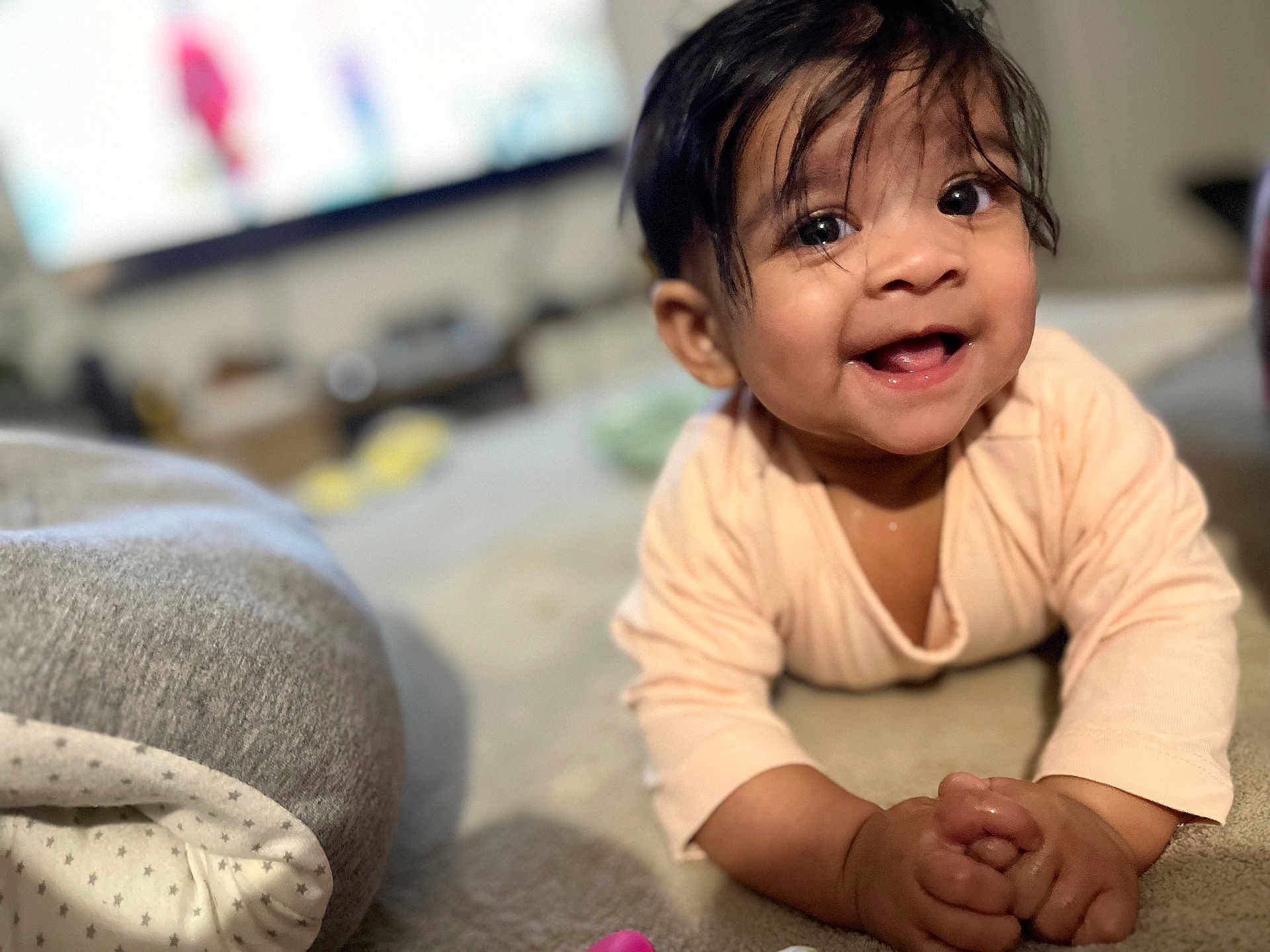 Chaïna a rejoint le concours — aidez-le/la à gagner de superbes lots ! baby, child, smiling, happy, tummy, hands, clasped_hands, face, eyes, hair, indoor, crawling, cute, infant, person, skin, clothing, blurred_background, closeup, portrait