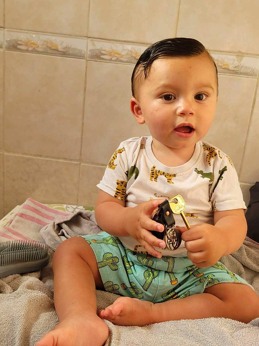 Ibrahym a rejoint le concours — aidez-le/la à gagner de superbes lots ! arm, baby, baby_toddler_clothing, cheek, child, chin, comfort, finger, foot, hand, happy, human_leg, iris, neck, pattern, person, sitting, skin, sleeve, thigh