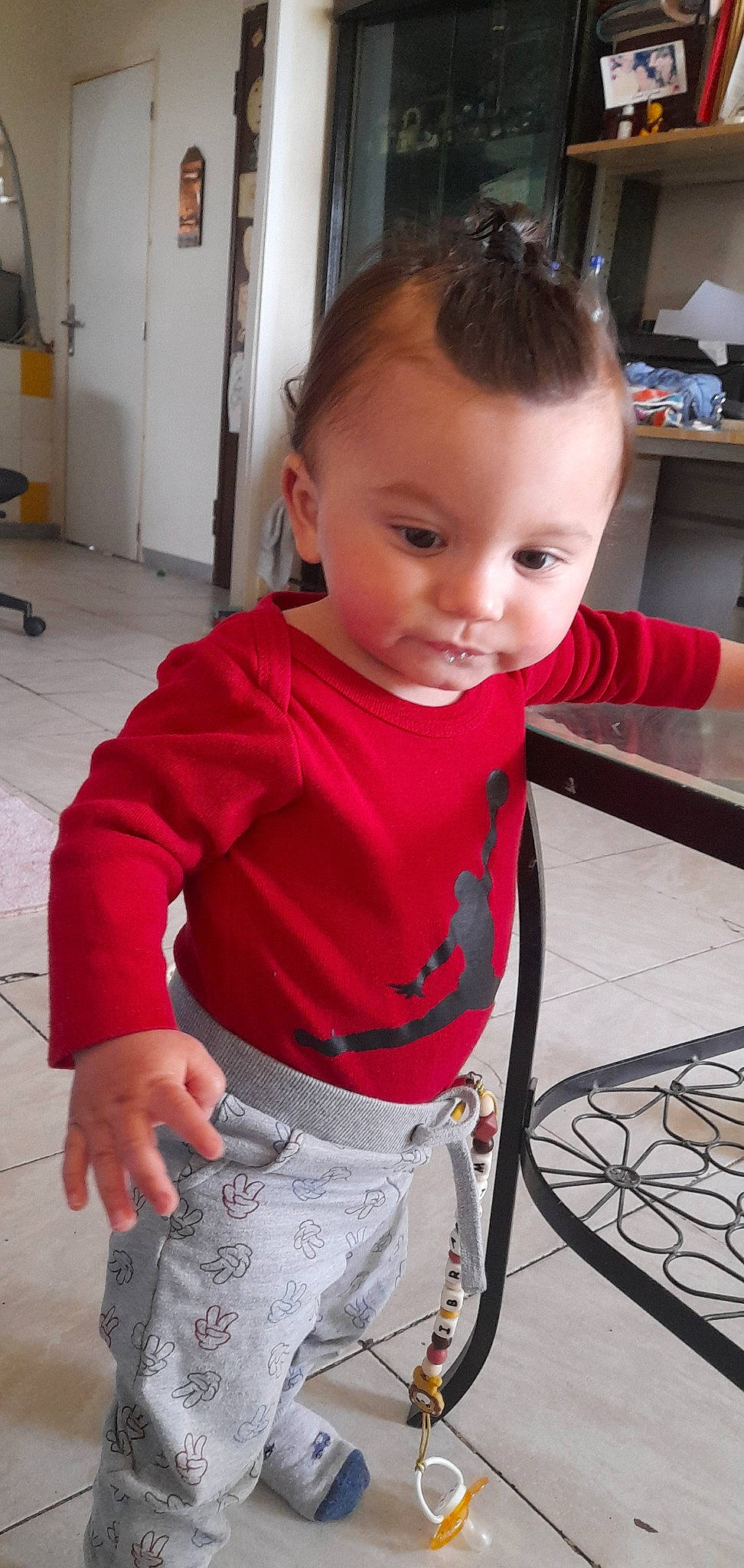 Ibrahym a rejoint le concours — aidez-le/la à gagner de superbes lots ! baby, baby_toddler_clothing, chair, cheek, child, floor, flooring, fun, hair, hairstyle, head, joint, mammal, person, shoulder, sitting, skin, sleeve, t_shirt, toddler