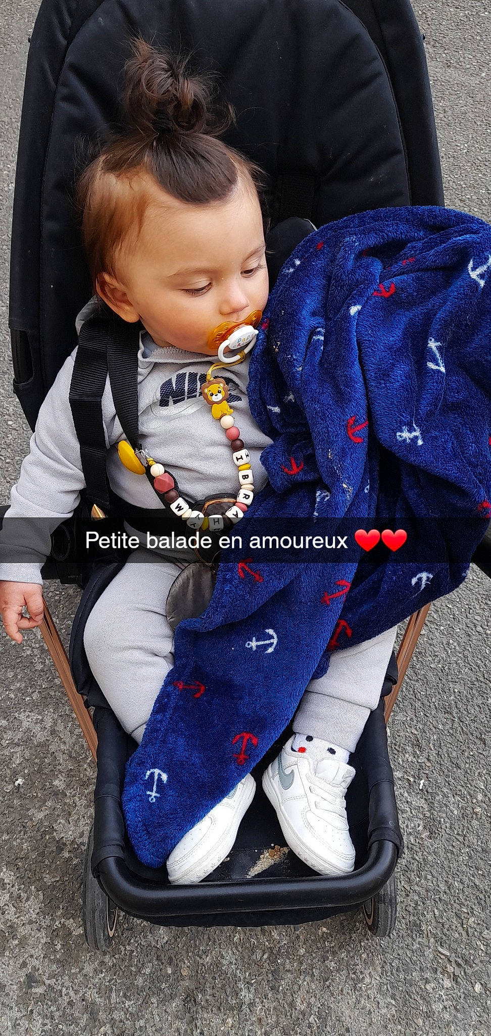 Ibrahym a rejoint le concours — aidez-le/la à gagner de superbes lots ! auto_part, baby, baby_carriage, baby_products, baby_toddler_clothing, bag, carmine, child, cool, electric_blue, fashion_accessory, grass, hairstyle, knee, person, personal_protective_equipment, sitting, sleeve, sports_gear, sportswear