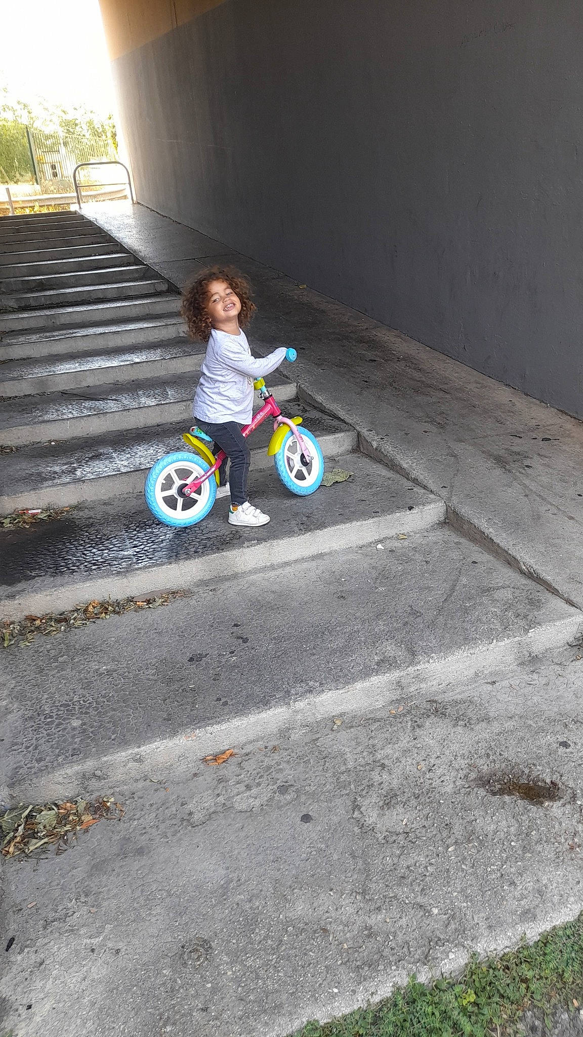 Lyllas a rejoint le concours — aidez-le/la à gagner de superbes lots ! asphalt, automotive_tire, automotive_wheel_system, bicycle_frame, bicycle_tire, bicycle_wheel, child, city, cycling, fun, joy, leisure, person, recreation, road, road_surface, rolling, sidewalk, spoke, tire