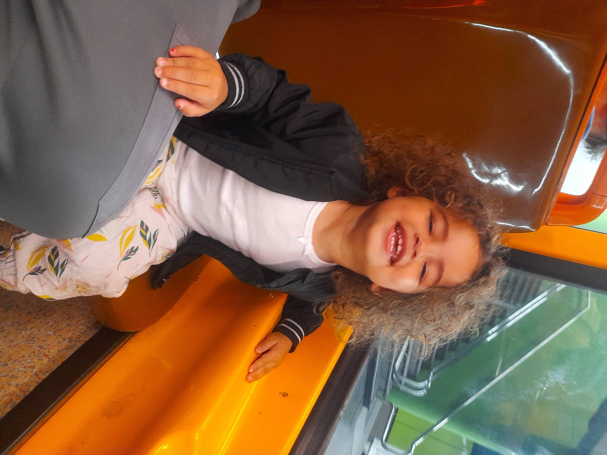 Lyllas a rejoint le concours — aidez-le/la à gagner de superbes lots ! automotive_exterior, automotive_lighting, bumper, child, family_car, flooring, fun, gesture, happy, hood, human_leg, joy, leisure, luxury_vehicle, motor_vehicle, person, recreation, smile, thigh, vehicle