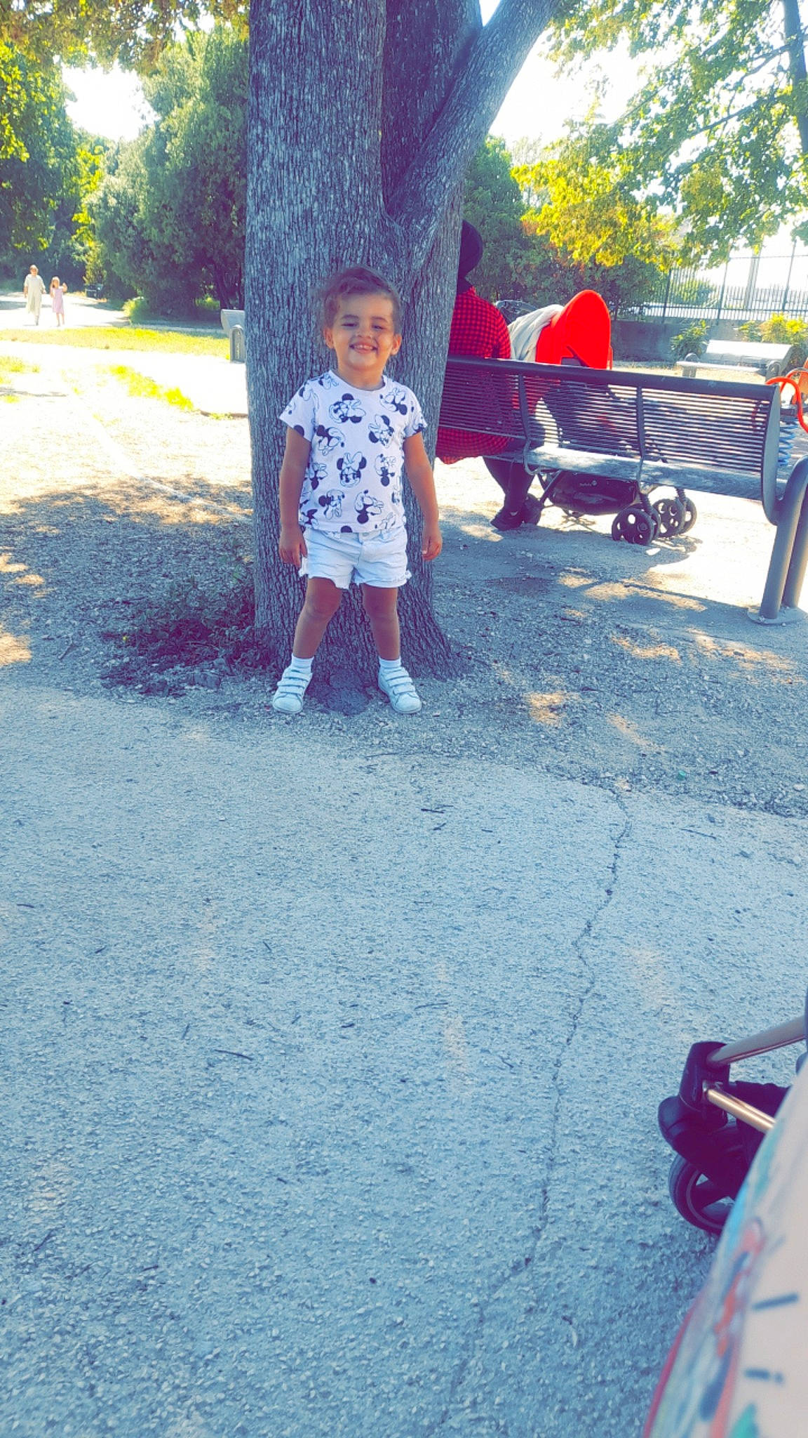 Lyllas a rejoint le concours — aidez-le/la à gagner de superbes lots ! asphalt, bench, child, city, electric_blue, fun, grass, happy, joy, landscape, leisure, person, plant, recreation, road, road_surface, shade, sidewalk, sitting, tints_and_shades