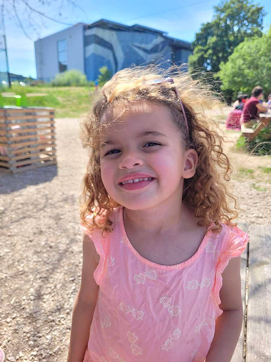 Aicha participe au concours pour gagner de l'argent avec cette photo : blond, child, event, fun, grass, happy, joy, leisure, magenta, people_in_nature, person, pink, plant, play, recreation, sand, sky, smile, summer, t_shirt