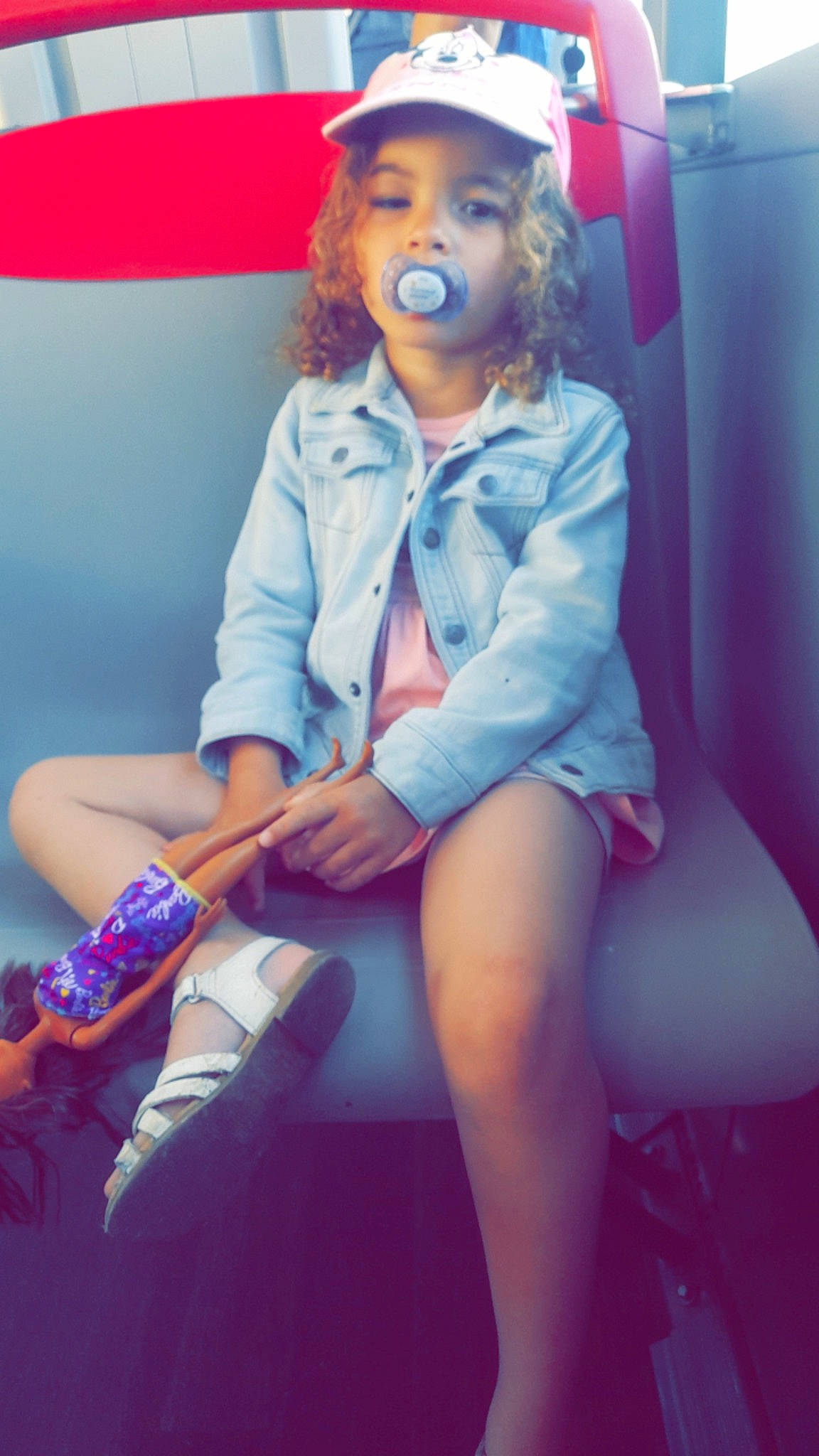 Aicha a rejoint le concours — aidez-le/la à gagner de superbes lots ! black_hair, brown_hair, child, denim, electric_blue, entertainment, fashion_design, fun, happy, headwear, human_leg, knee, leg, leisure, magenta, person, pink, purple, sitting, skin