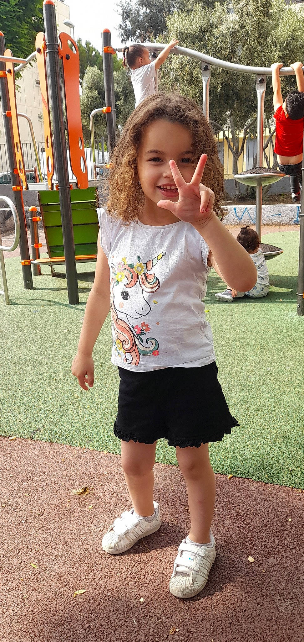 Aicha a rejoint le concours — aidez-le/la à gagner de superbes lots ! child, city, eye, facial_expression, fun, grass, hairstyle, happy, human_leg, joint, joy, leisure, person, recreation, shorts, sleeve, smile, t_shirt, thigh, toddler