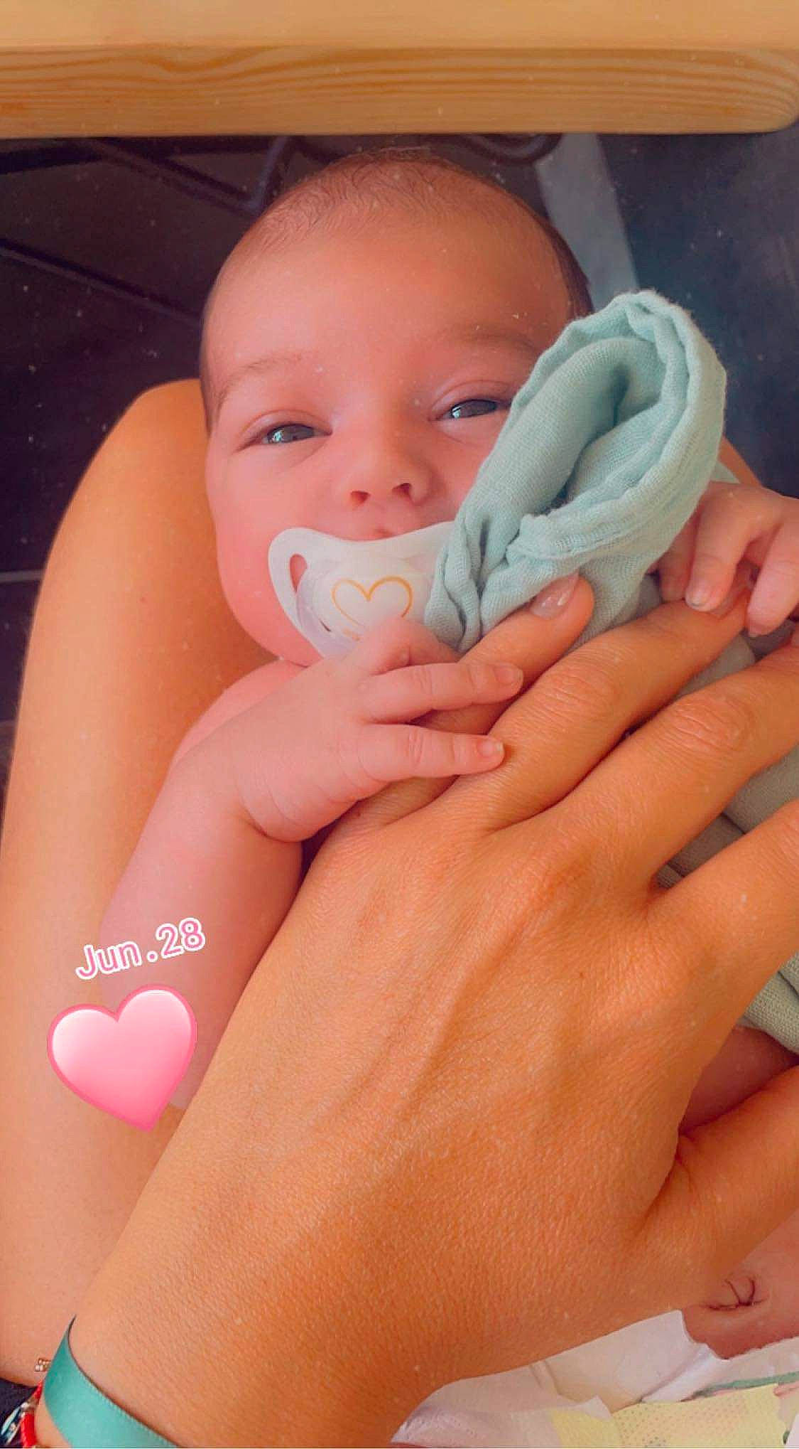 Sandro participe au concours pour gagner de l'argent avec cette photo : arm, baby, cheek, chin, comfort, ear, eye, eyebrow, eyelash, face, finger, hand, head, joint, lip, mouth, nail, neck, nose, person