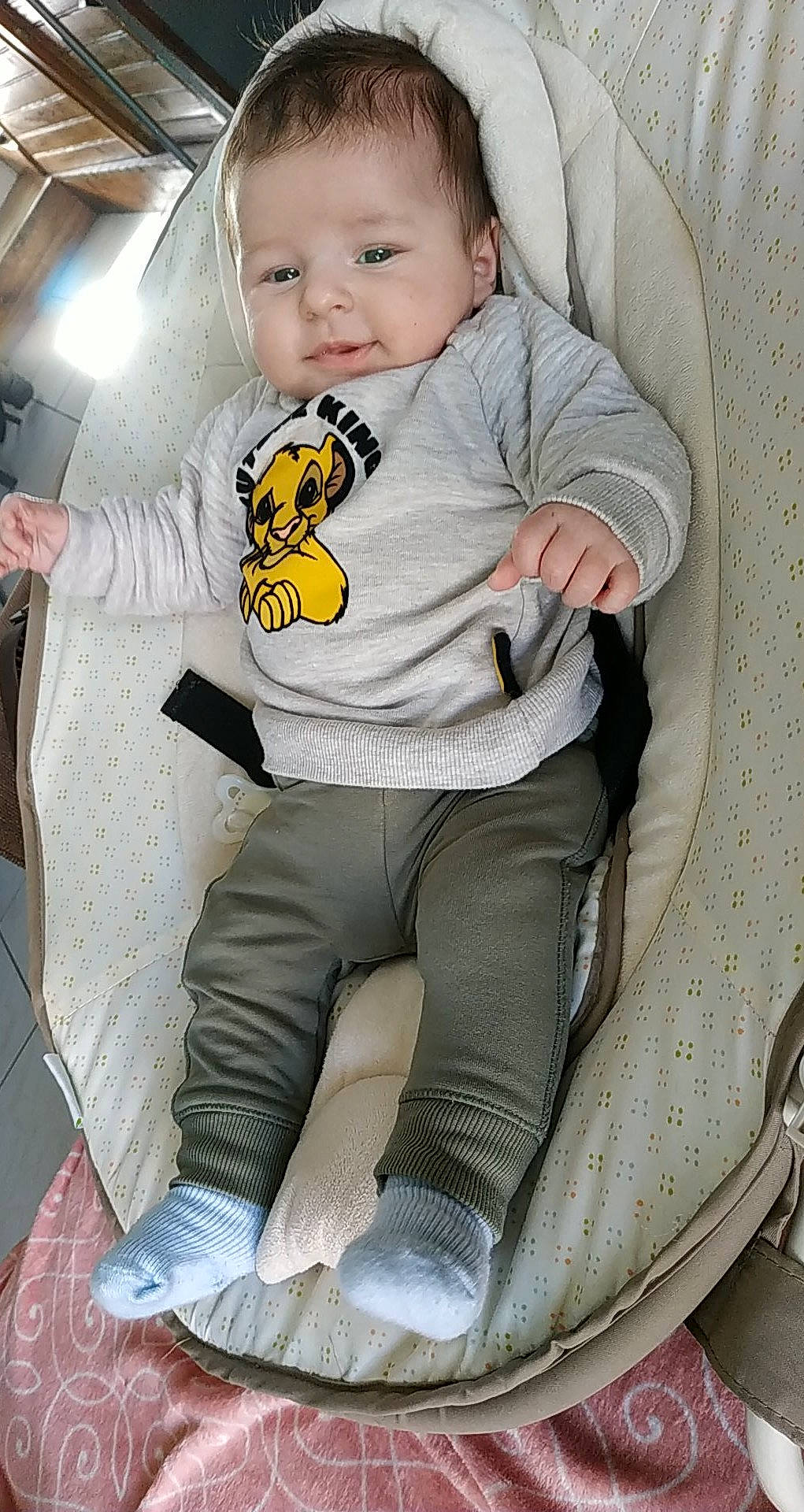 Noa a rejoint le concours — aidez-le/la à gagner de superbes lots ! baby, baby_products, baby_toddler_clothing, chair, child, comfort, elbow, grey, happy, human_leg, knee, long_sleeved_t_shirt, person, personal_protective_equipment, sitting, sleeve, smile, sportswear, t_shirt, thigh