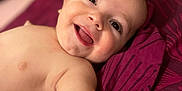Rafael a rejoint le concours — aidez-le/la à gagner de superbes lots ! baby, smile, happy, face, arm, skin, blanket, lying_down, infant, cute, child, portrait, closeup, expression, young, human, indoors, warm_colors, soft_light, baby_skin