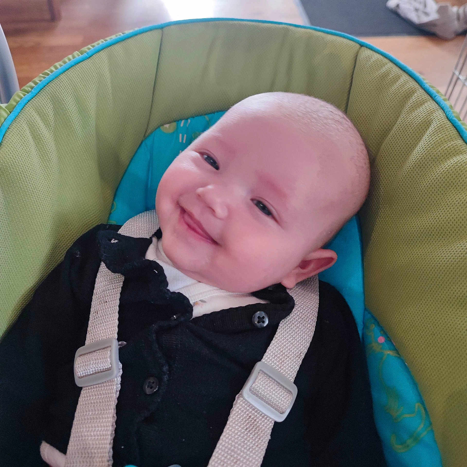 Taëlyna a rejoint le concours — aidez-le/la à gagner de superbes lots ! baby, baby_seat, black_clothing, child, comfort, cute, expression, face, furniture, happy, head, indoors, infant, person, portrait, seat, skin, smiling, straps, young