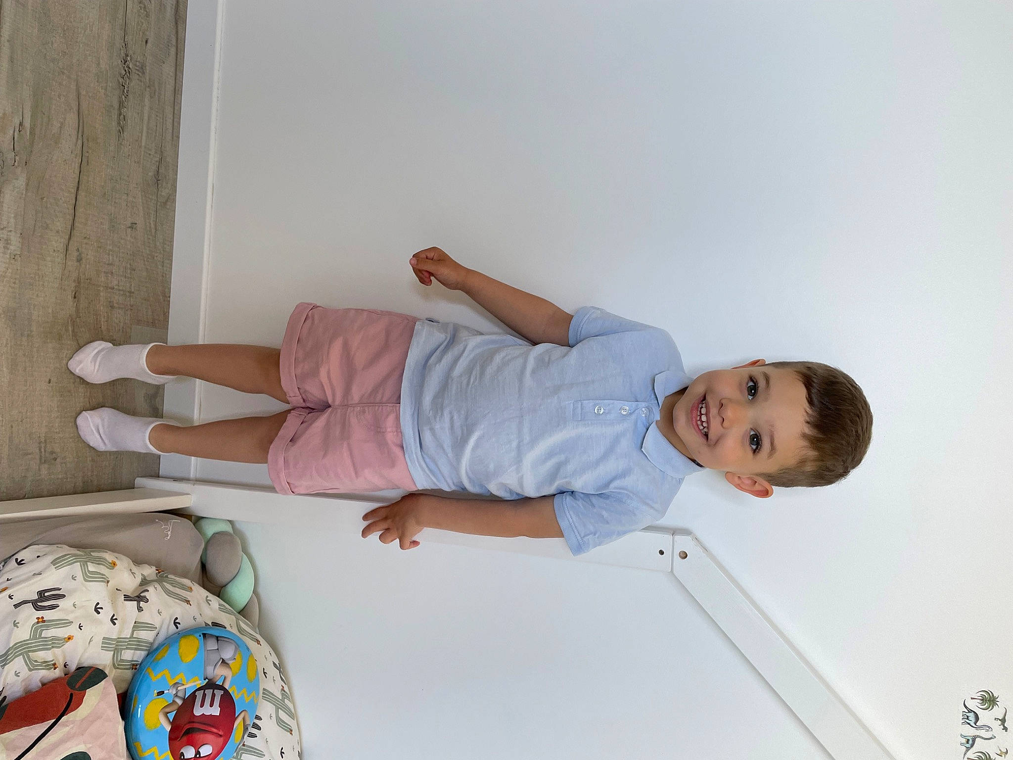 Robin a rejoint le concours — aidez-le/la à gagner de superbes lots ! ball, child, comfort, elbow, foot, human_leg, joy, knee, leisure, linens, person, sleeve, t_shirt, toddler, walking_shoe, wrist