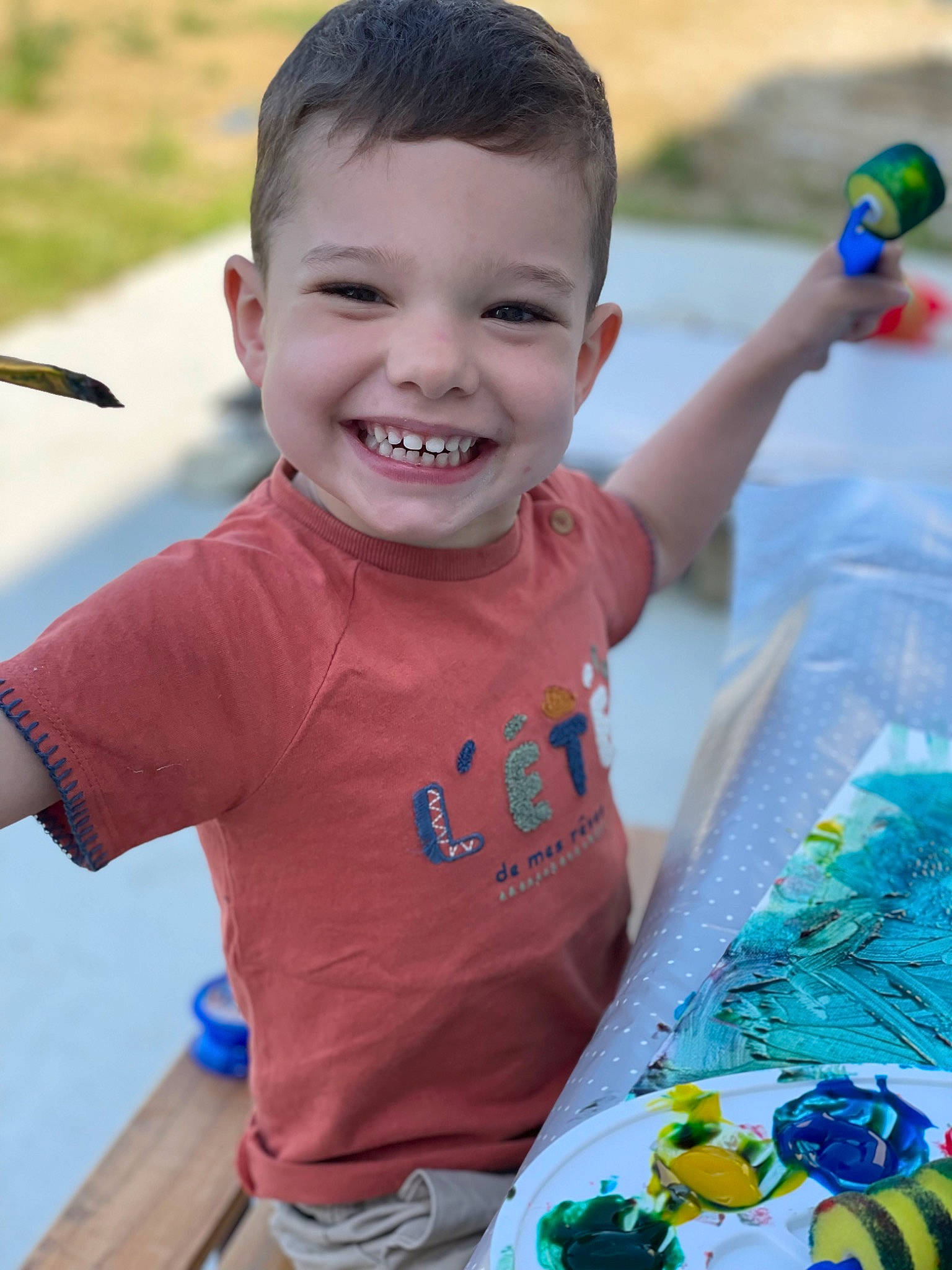 Robin participe au concours pour gagner de l'argent avec cette photo : baby, baby_products, child, fun, grass, green, happy, head, joy, leisure, person, personal_protective_equipment, play, product, recreation, sitting, smile, t_shirt, toddler, toy