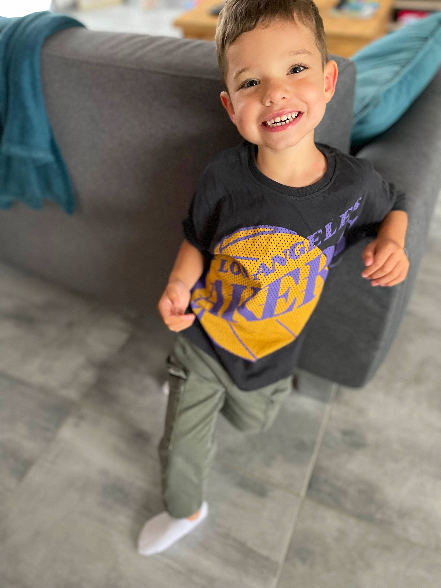 Robin participe au concours pour gagner de l'argent avec cette photo : baby_toddler_clothing, child, comfort, couch, face, facial_expression, flooring, fun, hair, hairstyle, happy, head, joy, leisure, pajamas, person, sitting, sleeve, smile, t_shirt